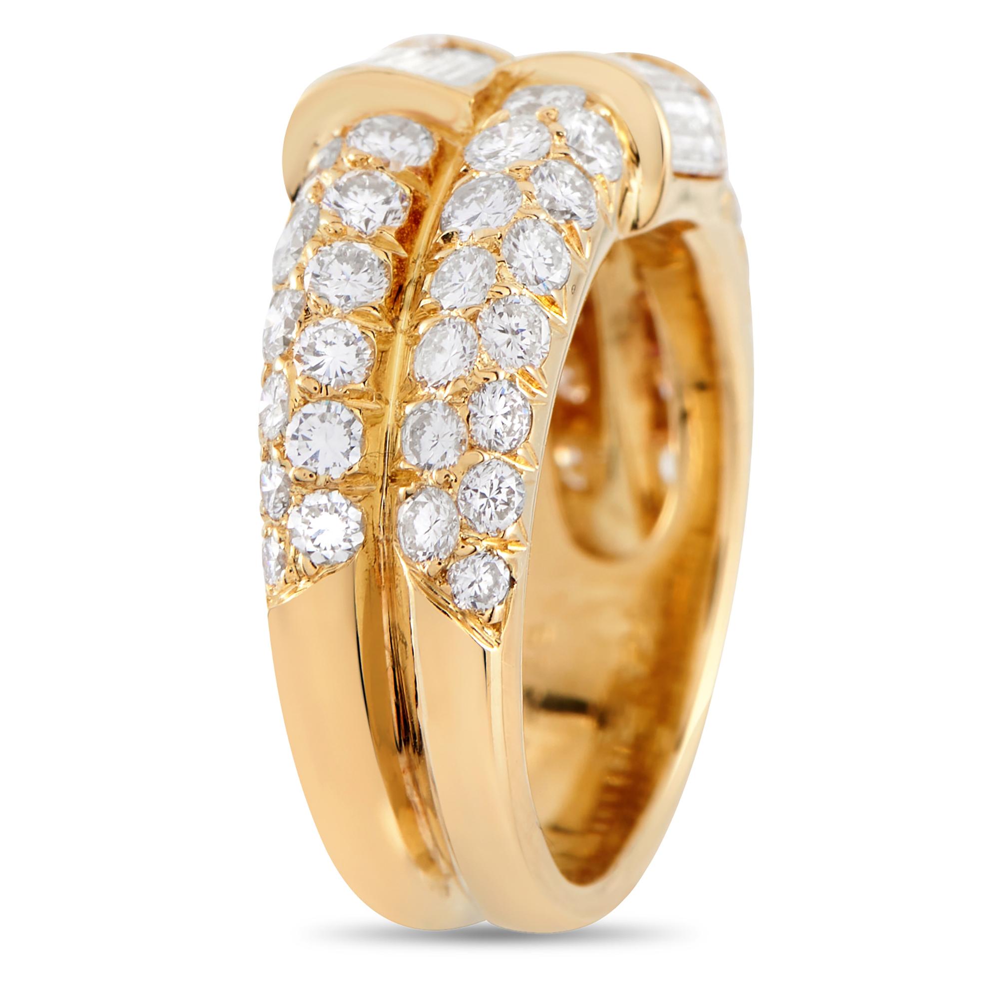 Cette superbe pièce vintage de Van Cleef & Arpels donne un aspect moderne aux bagues superposées. Le bracelet en or jaune est fortement rainuré pour former un profil à deux bandes. Chaque bracelet est entièrement recouvert de diamants ronds sur la