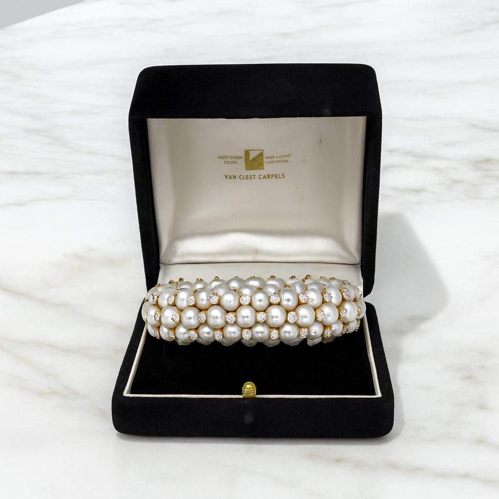 Pulsera vintage Van Cleef & Arpels de oro amarillo de 18 quilates con diamantes y perlas cultivadas en Excelente estado para la venta en Chicago, IL