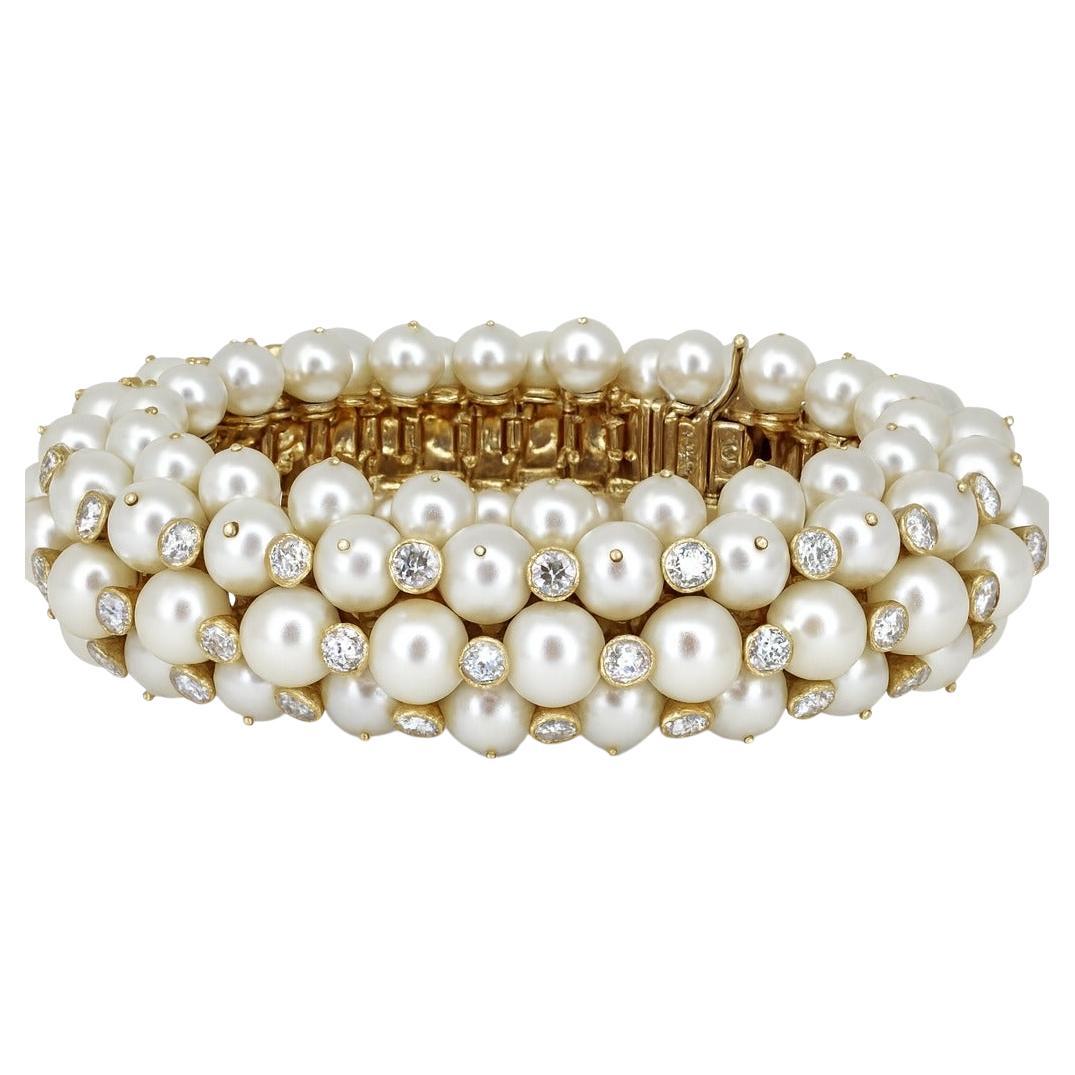 Pulsera vintage Van Cleef & Arpels de oro amarillo de 18 quilates con diamantes y perlas cultivadas

Marca y Sellos: Van Cleef & Arpels; NY; 750 con números de serie.
Materiales: Oro amarillo macizo de 18 quilates, diamantes blancos naturales y