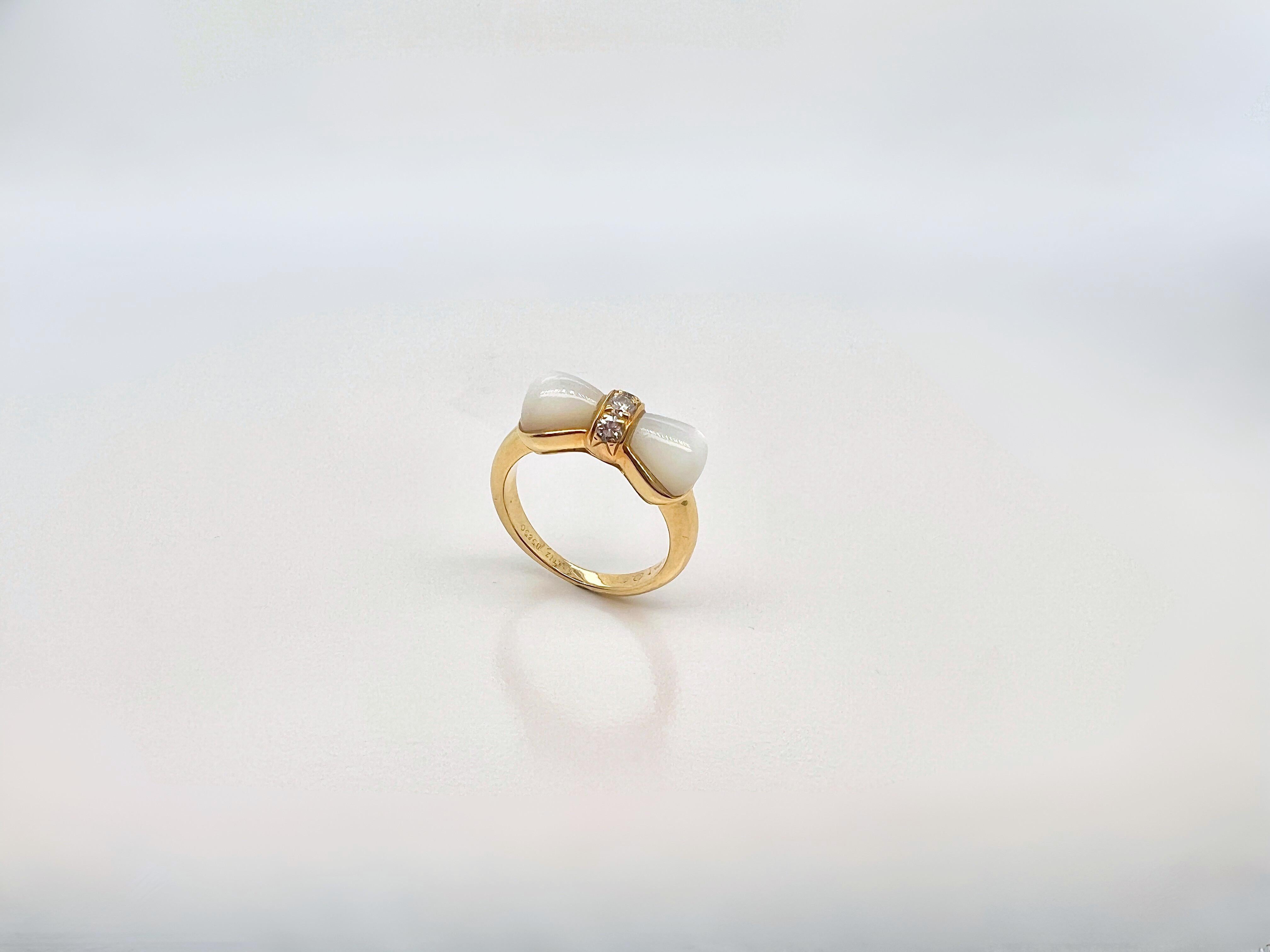 Van Cleef & Arpels Vintage 18k Gelbgold Diamant und weiße Koralle Bogen Ring

Einzelheiten:
Ringgröße: US 6.75 
18k Gelbgold
Edelstein: Diamant, Koralle
Gewicht 4,3 Gramm
Gepunzt: VGA 18KT B5850

In ausgezeichnetem Zustand