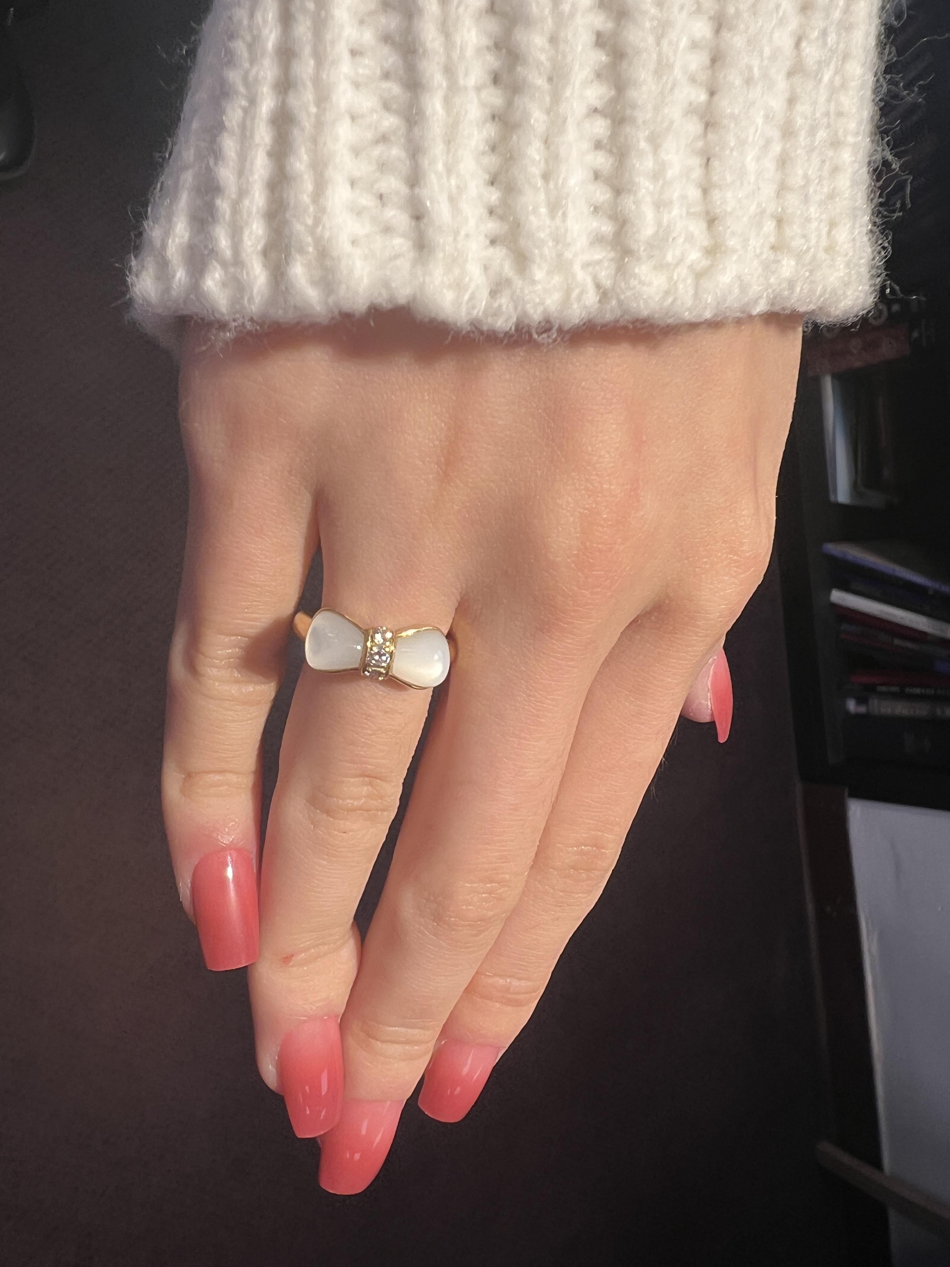 Van Cleef & Arpels Vintage 18k Gelbgold Diamant und weiße Koralle Bogen Ring Damen im Angebot