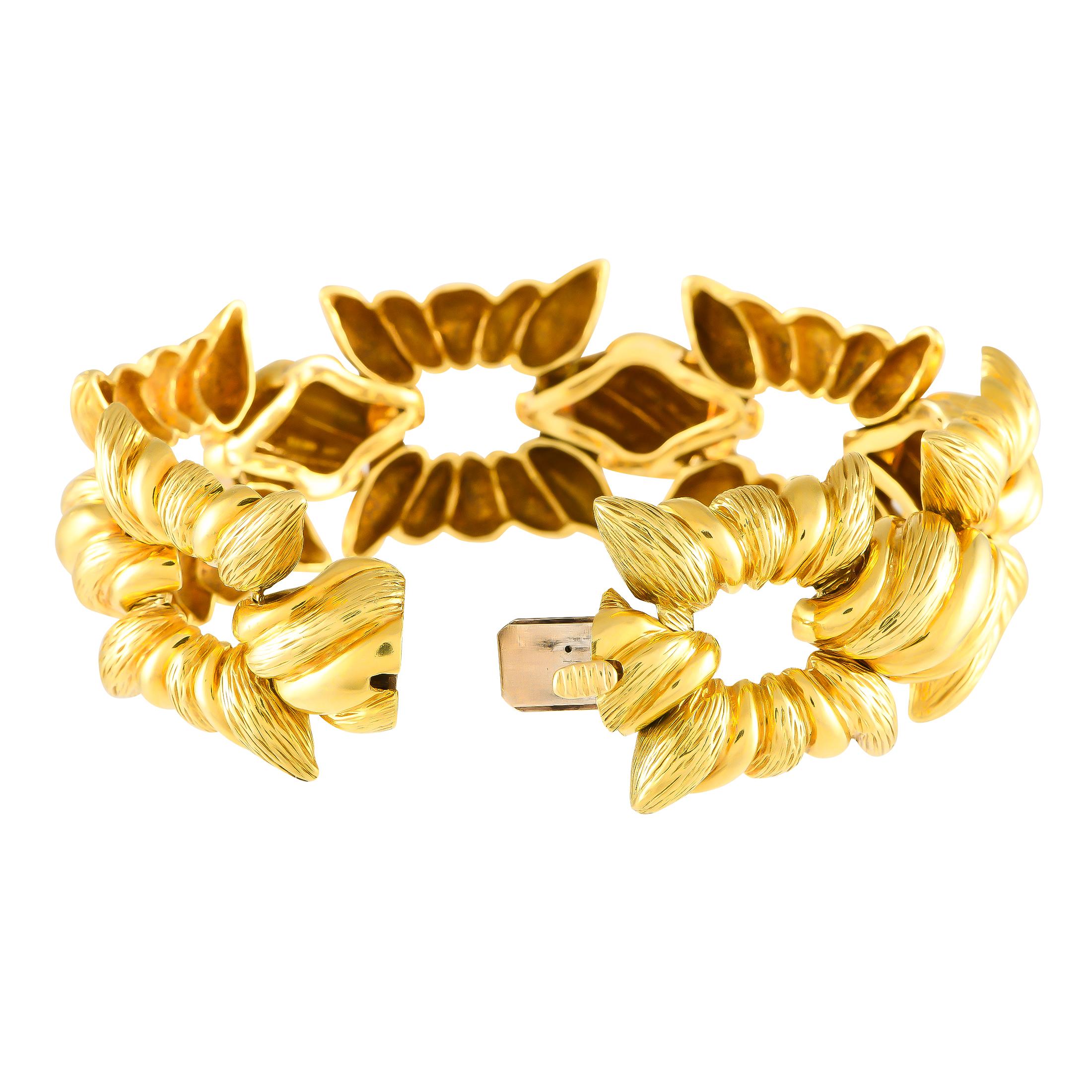 Van Cleef & Arpels Vintage 18K Yellow Gold Fluted Textured Link Bracelet In Excellent Condition For Sale In Southampton, PA