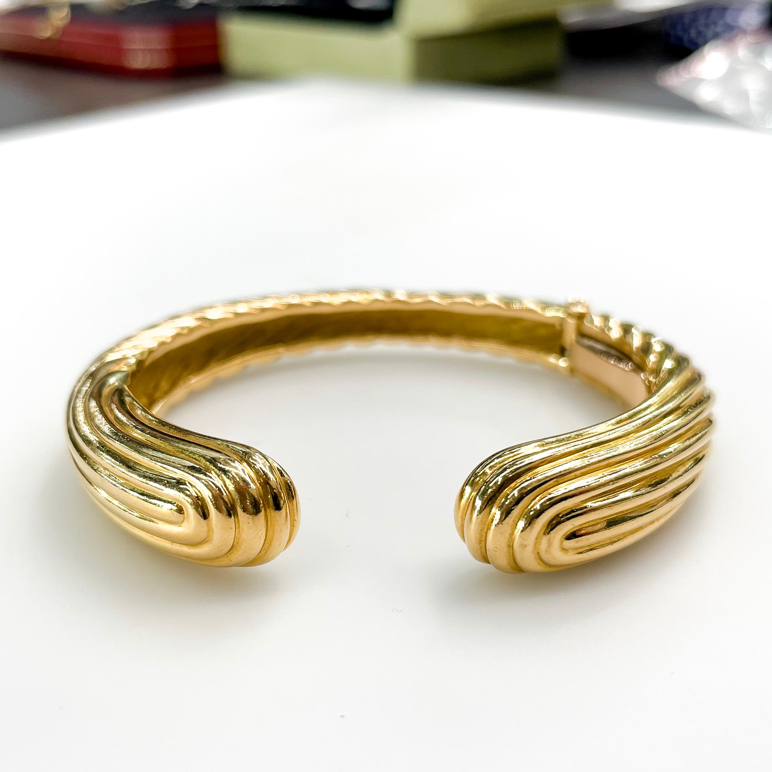 Van Cleef & Arpels Vintage 18K Yellow Gold High Polished Ribbed Cuff Bracelet In Excellent Condition In New York, NY
