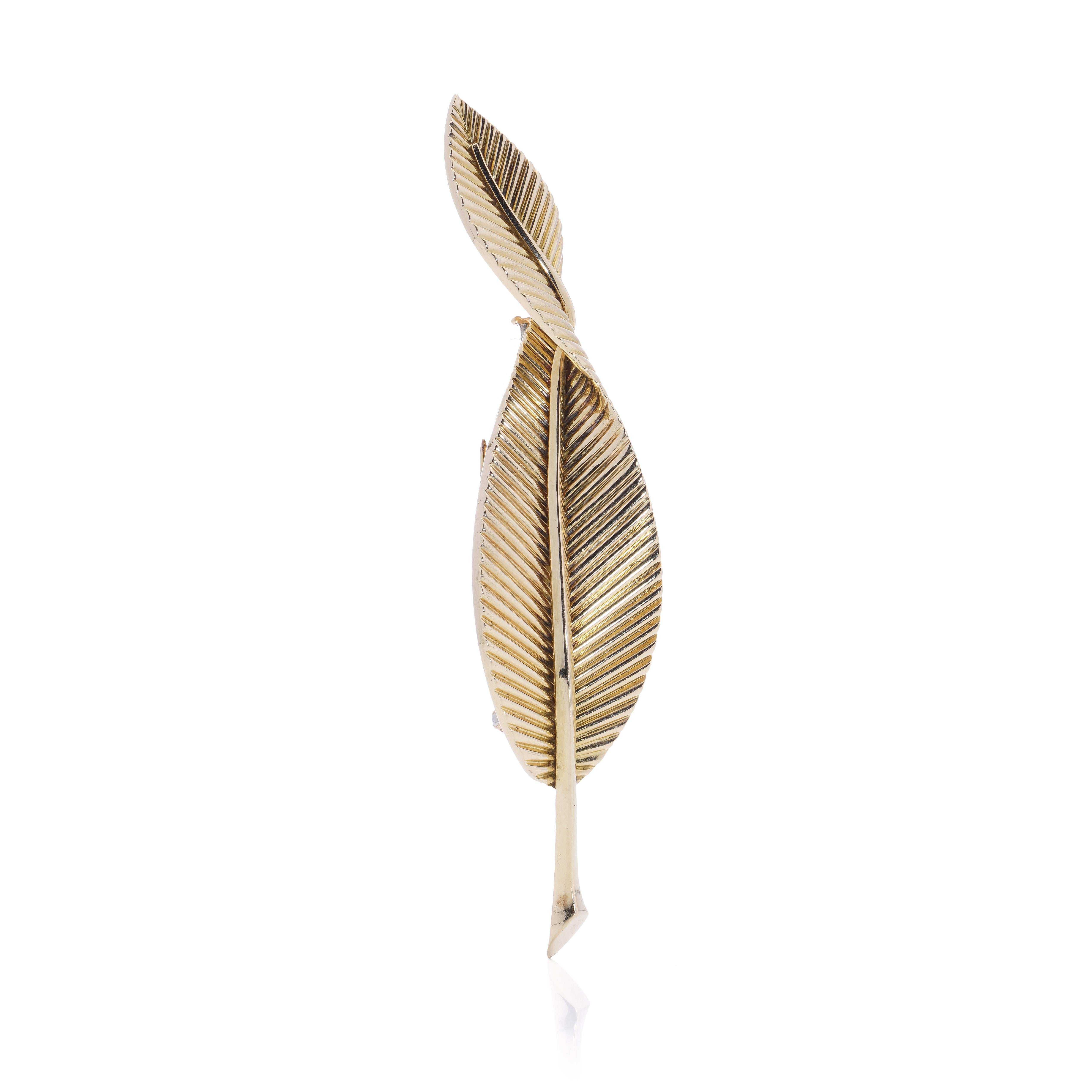 Van Cleef & Arpels vintage  18kt. yellow gold Leaf brooch.
Designer : Van Cleef & Arpels
Made in France, Circa 1960's
Fully hallmarked. (Van Cleef & Arpels, 750, Serial Number, French Eagle)

Dimensions -
Length x width x depth: 7.9 x 1.9 x 1 cm