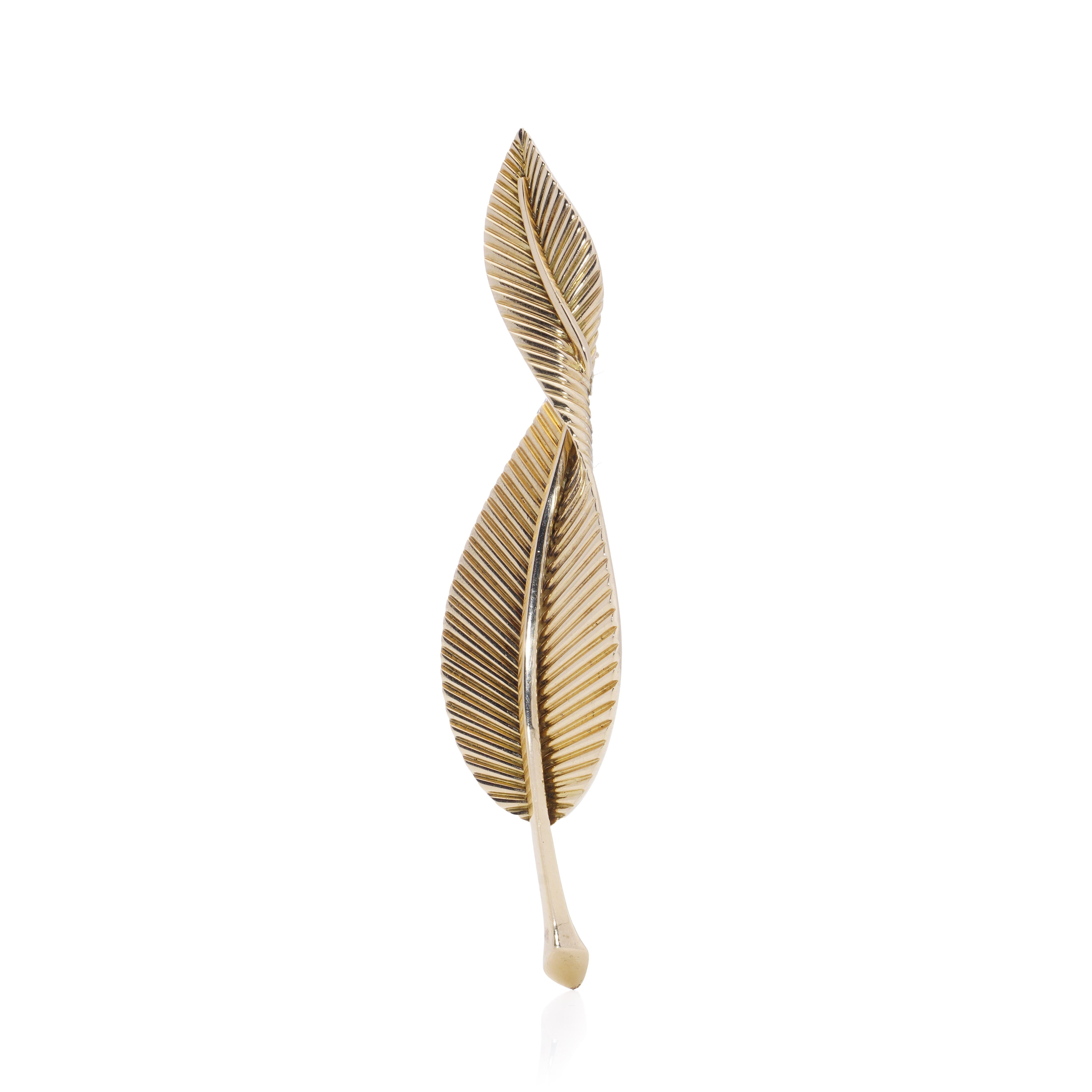 Van Cleef & Arpels vintage  18kt. yellow gold Leaf brooch In Good Condition For Sale In Braintree, GB