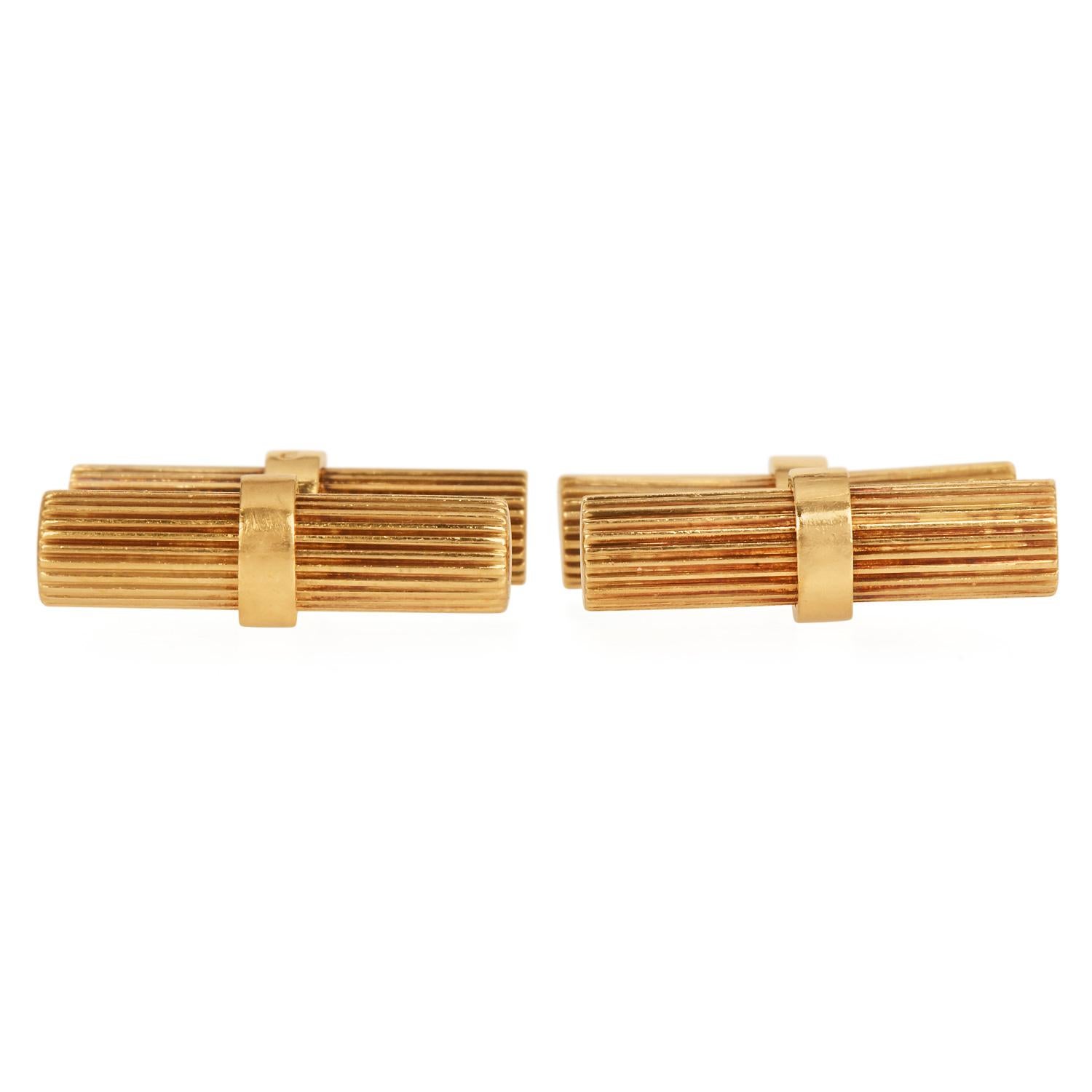 Diese Manschettenknöpfe von Van Cleef & Arpels aus den 1970er Jahren sind ein zeitloser Ausdruck schlichter Eleganz. Sie sind aus 18-karätigem Gelbgold gefertigt und verfügen über ein schlankes Stabdesign mit eleganten Rippendetails. Die klare,