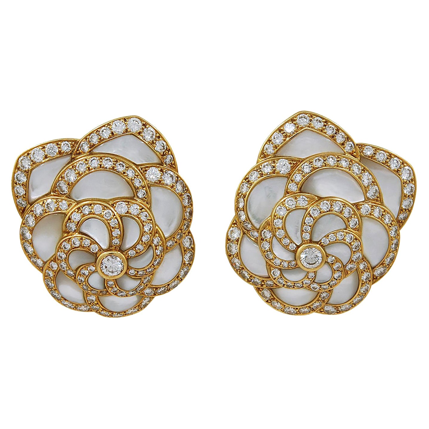 Van Cleef & Arpels  Boucles d'oreilles fleurs vintage en nacre et diamants, années 1980