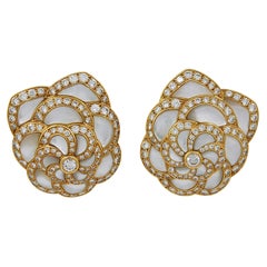 Van Cleef & Arpels  Boucles d'oreilles fleurs vintage en nacre et diamants, années 1980