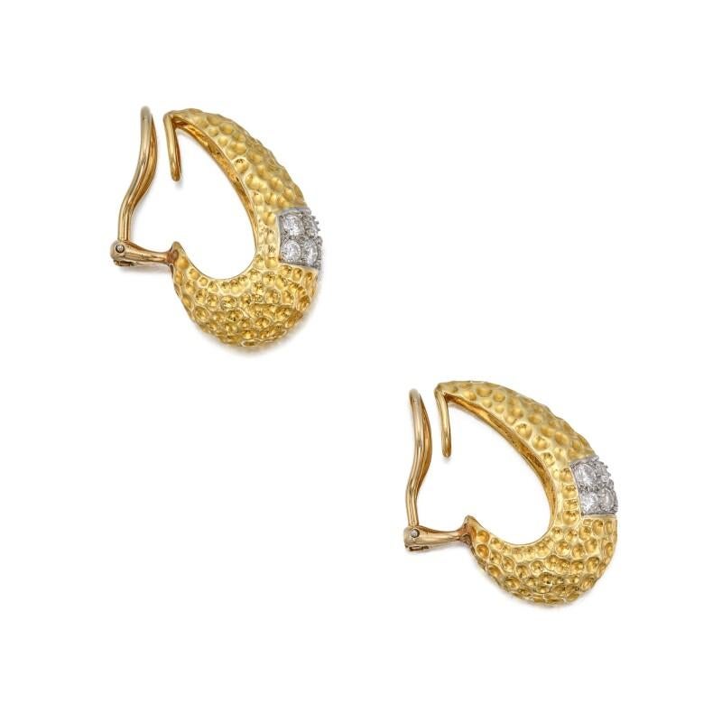 Van Cleef & Arpels Vintage 70s Gold and Diamond Bangle Bracelet and Earrings Set For Sale 2