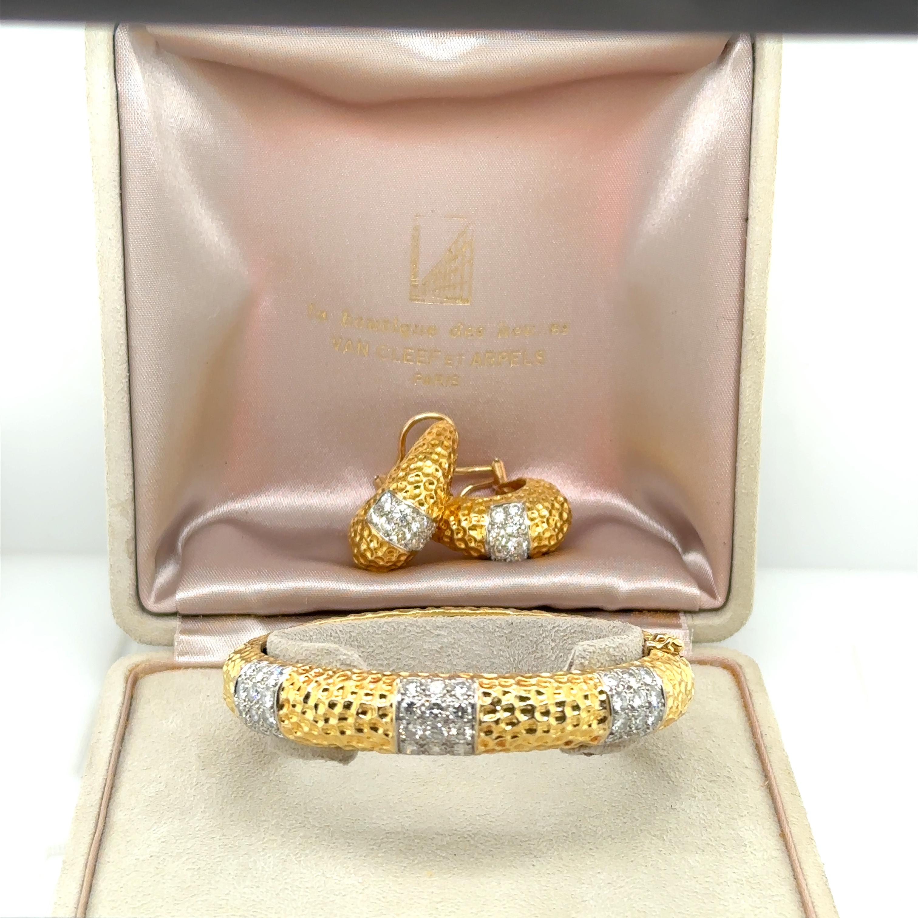 Van Cleef & Arpels Vintage 70s Gold and Diamond Bangle Bracelet and Earrings Set For Sale 6