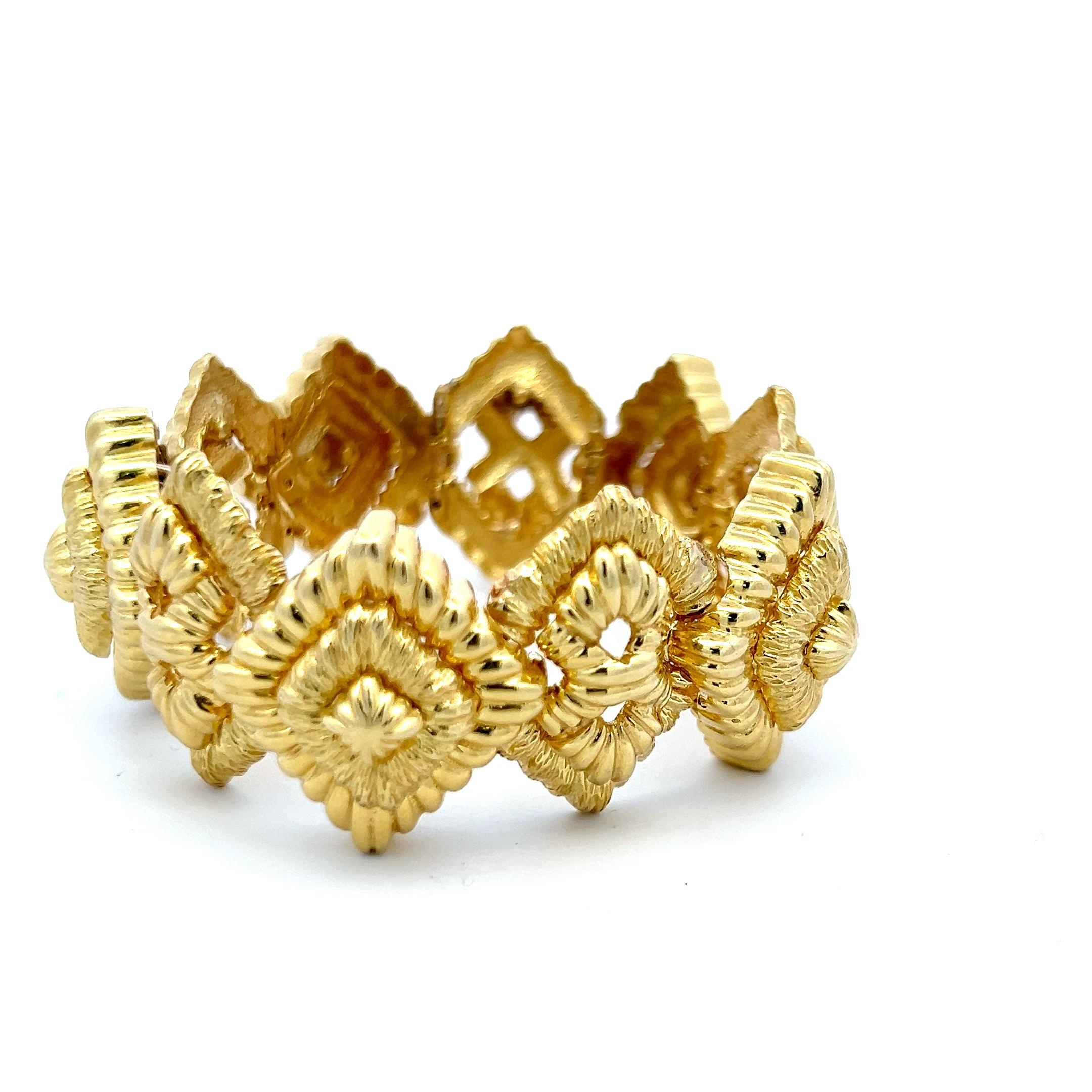 Designer :
Van Cleef & Arpels
Titre :
Van Cleef & Arpels Bracelet à maillons en or jaune 18 carats
Le style :
Lien
Métal :
Or jaune 18 carats
Dimension :
6,5*1*0,37IN
Poids :
85,7 grammes
Condit :
Vintage By
ID du produit :
5J1410
Note :
Veuillez