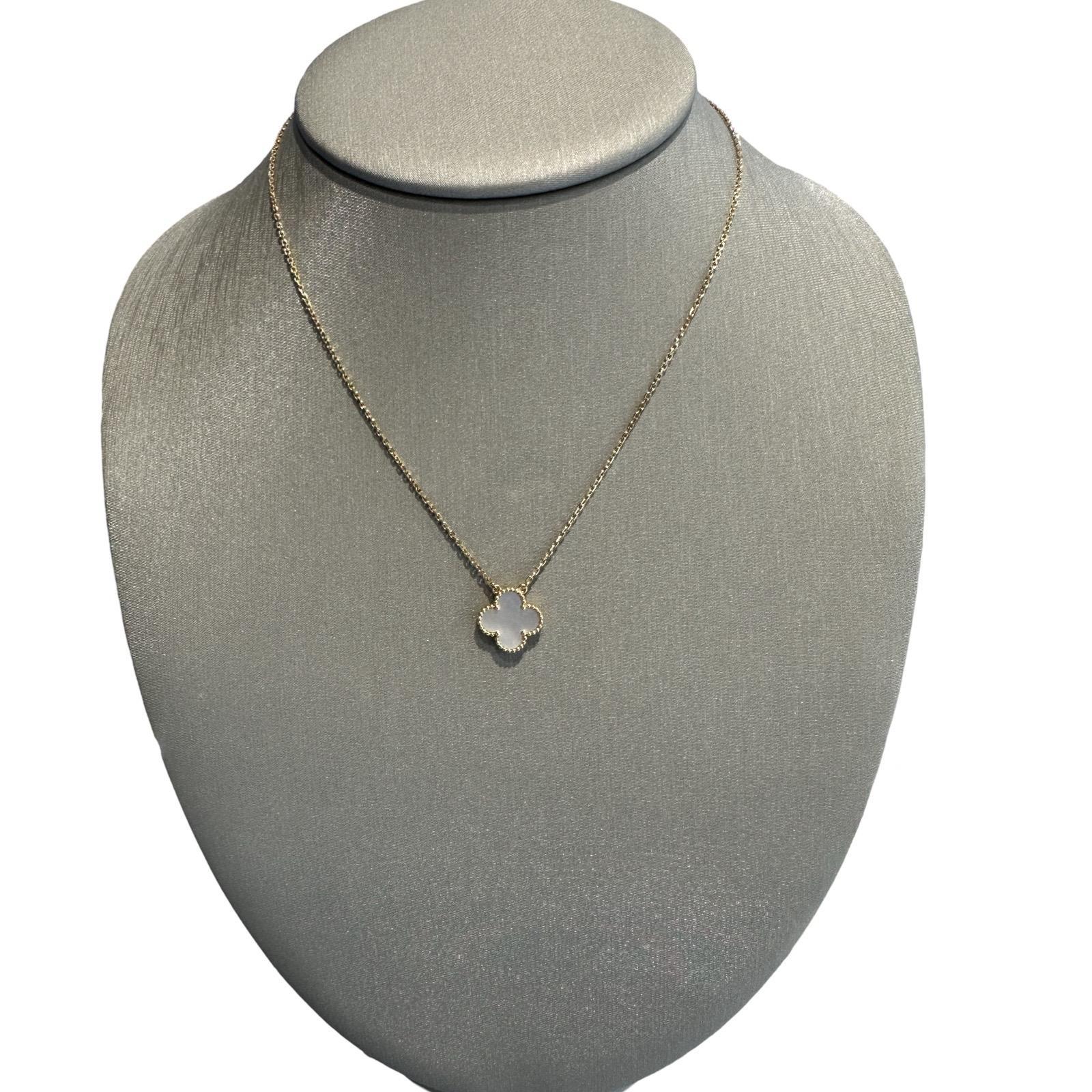 Marke: Van Cleef & Arpels
Collection'S: Vintage By Alhambra
Stil: Einzelmotiv-Halskette
Stein: Weißes Perlmutt
Metall: 18k Gelbgold
Jahr des Kaufs: 2023
Länge: 16,5 Zoll (14,5 Zoll größenmäßig) 
Box & Papiere: Ja / Ja
Bedingung: 2