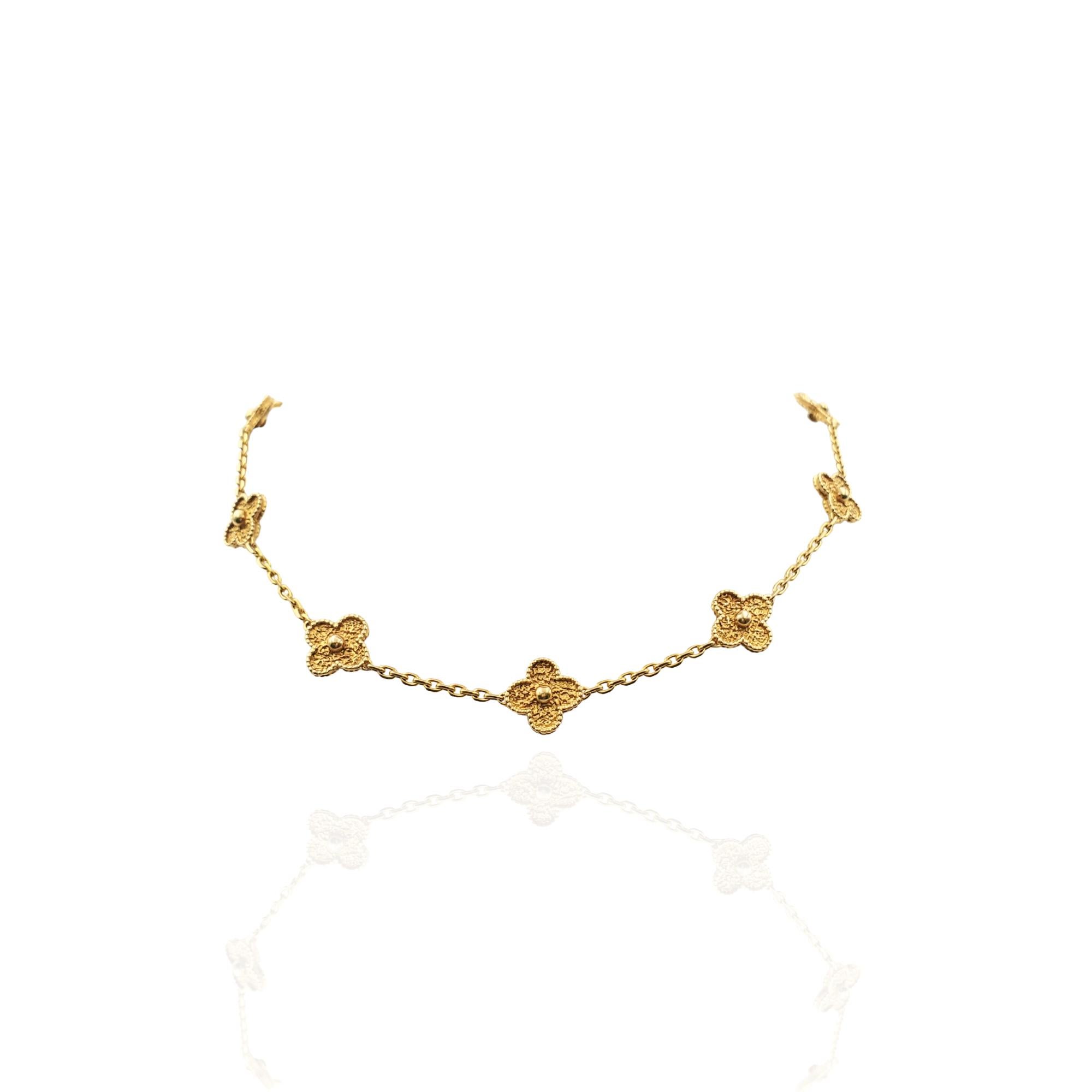 Authentische Halskette 'Vintage Alhambra' von Van Cleef & Arpels. Mit 10 kleeblattförmigen Motiven aus strukturiertem 18-karätigem Gelbgold. Die Halskette misst 16 1/2 Zoll in der Länge. Signiert VCA, Au750, mit Seriennummer. Halskette ist mit