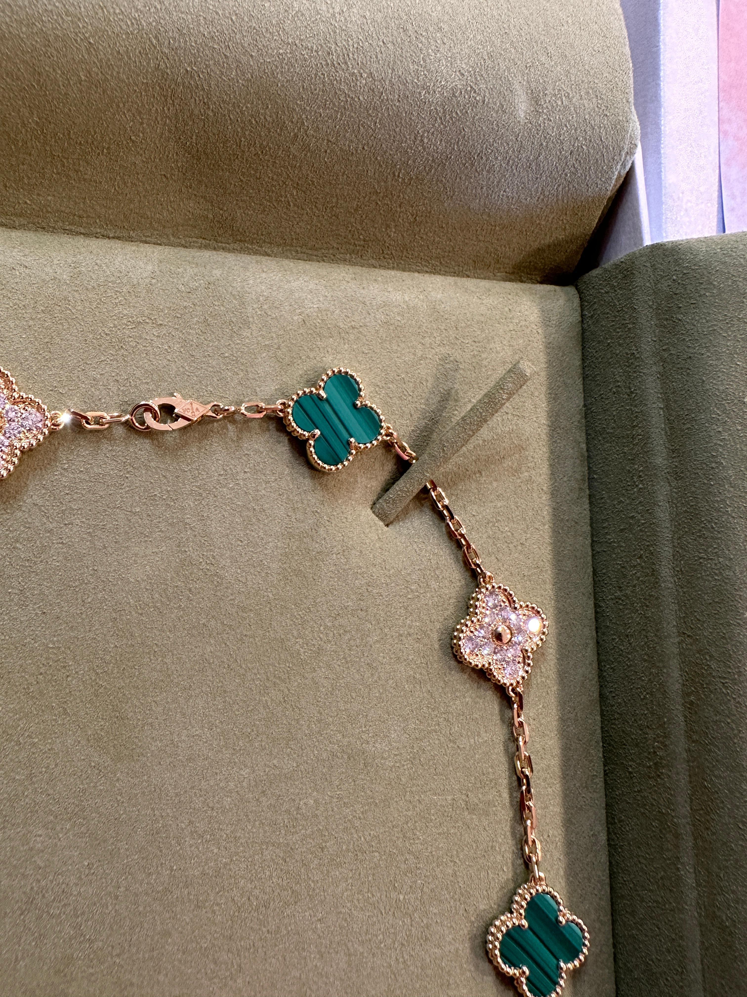 Van Cleef Arpels Collier vintage Alhambra à 10 motifs en malachite et diamants, YG 6