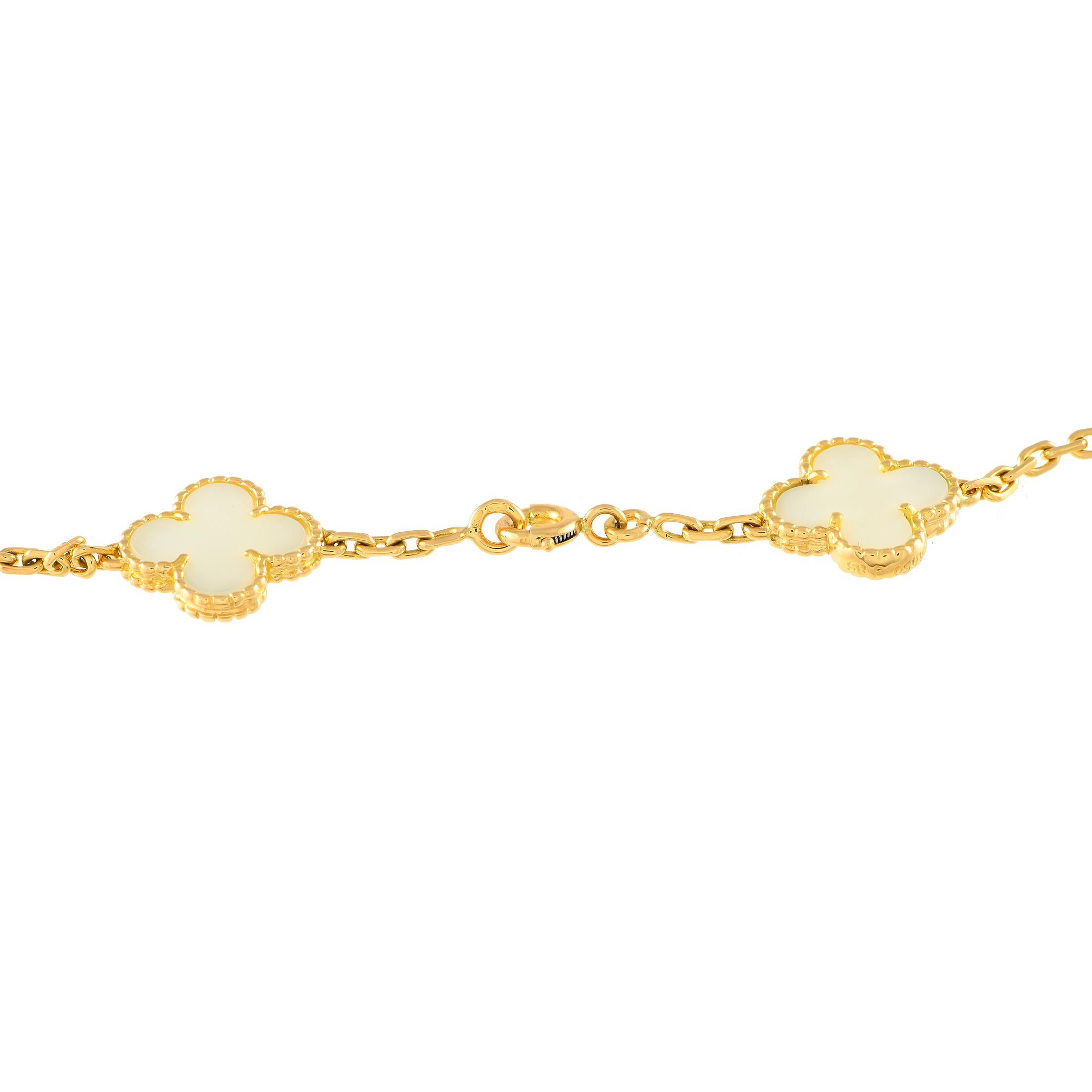 Van Cleef & Arpels Vintage Alhambra 18K Gold Koralle 20-Motiv Halskette (Marquiseschliff) im Angebot