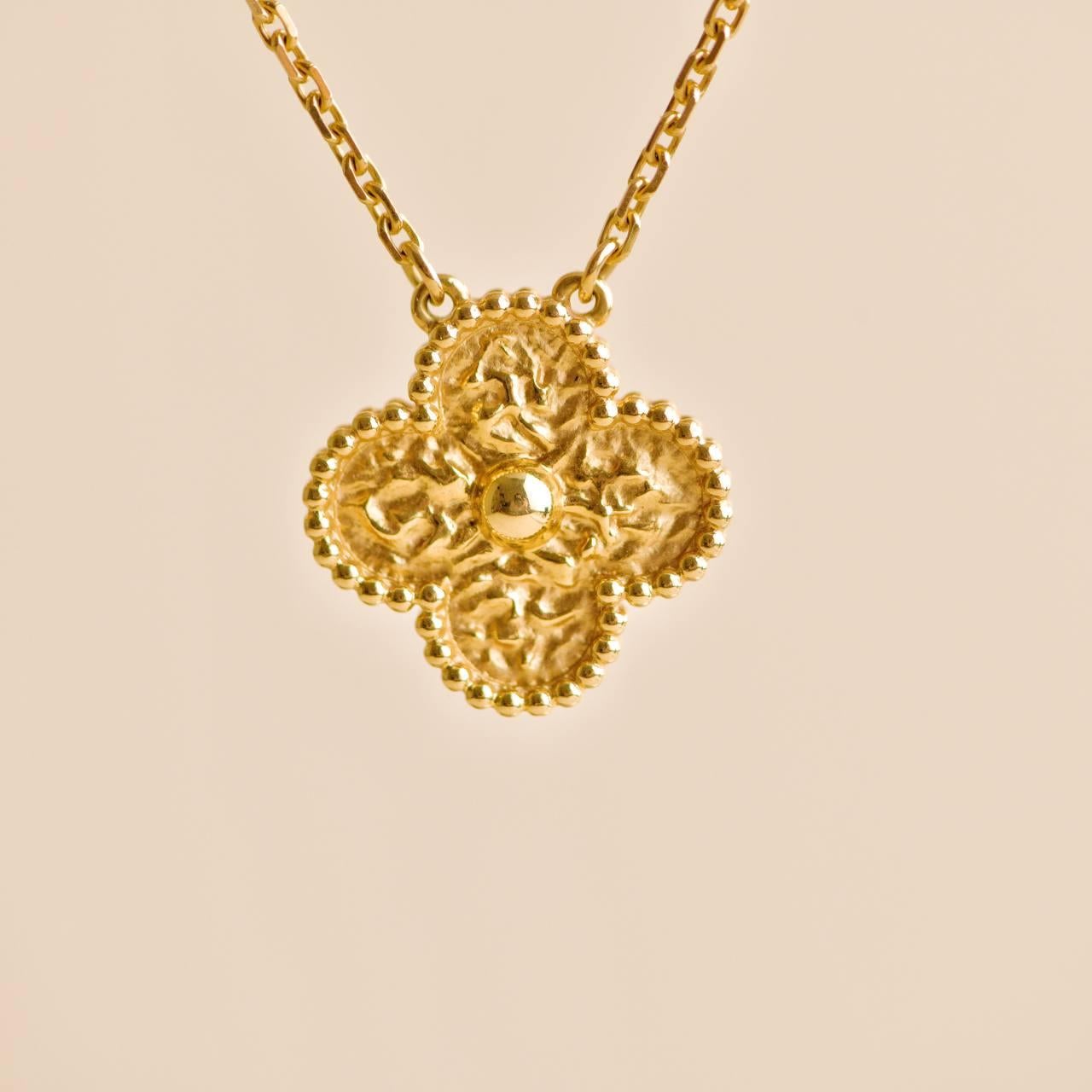 Van Cleef & Arpels, collier pendentif Vintage Alhambra en or jaune martelé 18 carats Excellent état - En vente à Banbury, GB