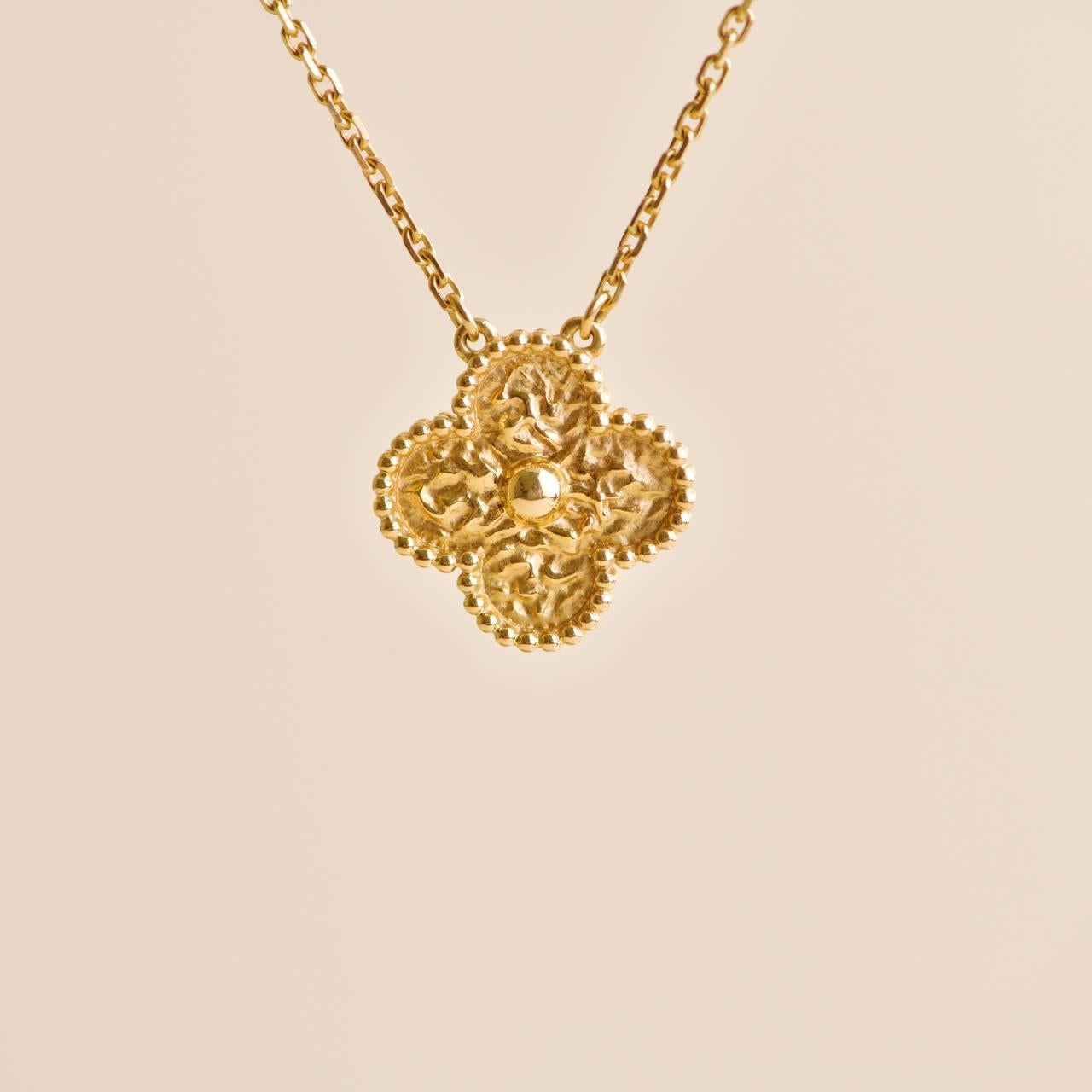 Van Cleef & Arpels, collier pendentif Vintage Alhambra en or jaune martelé 18 carats Unisexe en vente