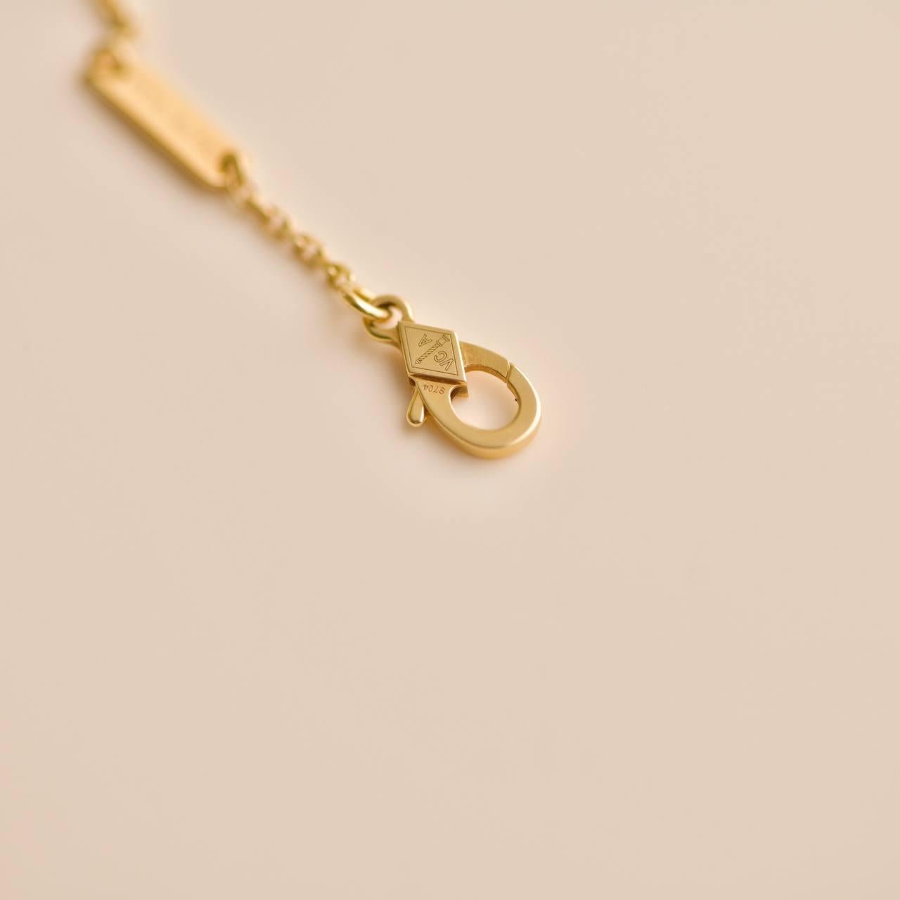Van Cleef & Arpels, collier pendentif Vintage Alhambra en or jaune martelé 18 carats en vente 1