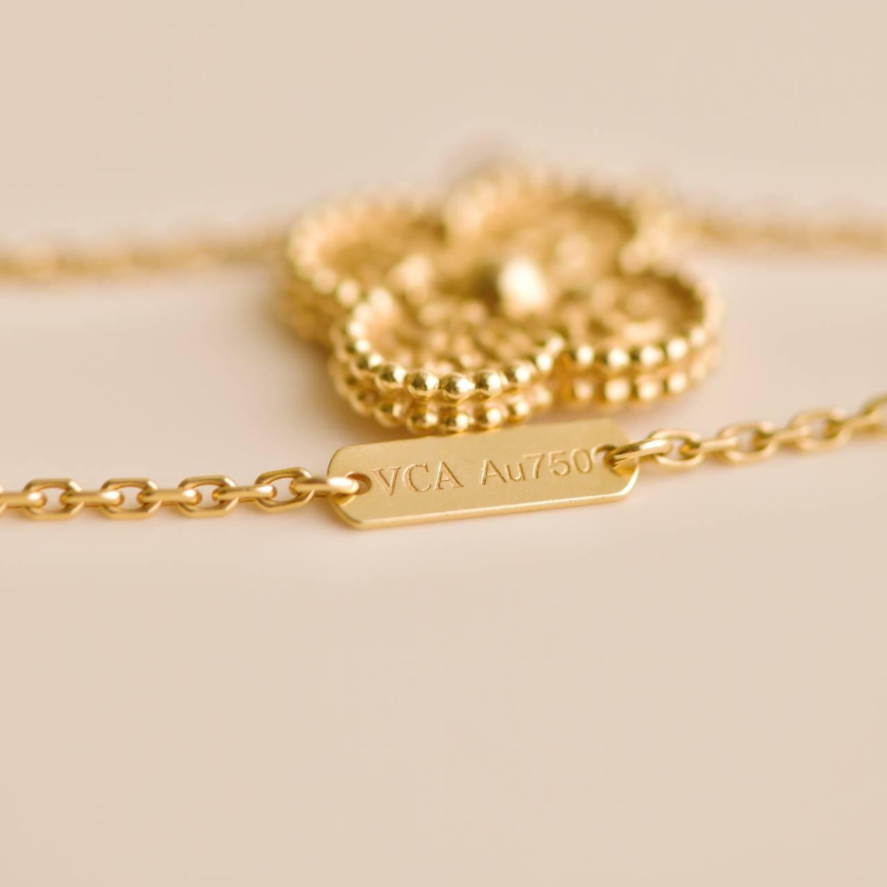 Van Cleef & Arpels, collier pendentif Vintage Alhambra en or jaune martelé 18 carats en vente 2