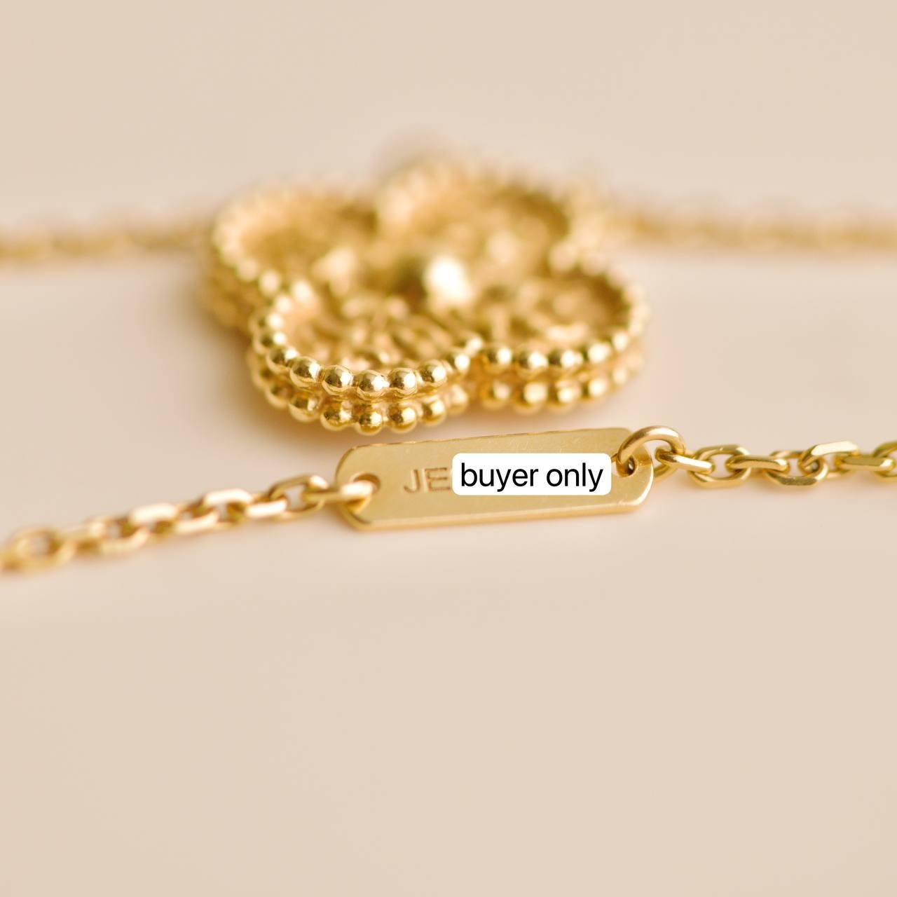 Van Cleef & Arpels, collier pendentif Vintage Alhambra en or jaune martelé 18 carats en vente 3