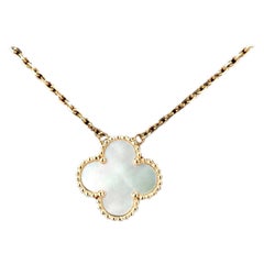 Van Cleef & Arpels Collier à pendentifs en nacre 18k de style Alhambra Vintage