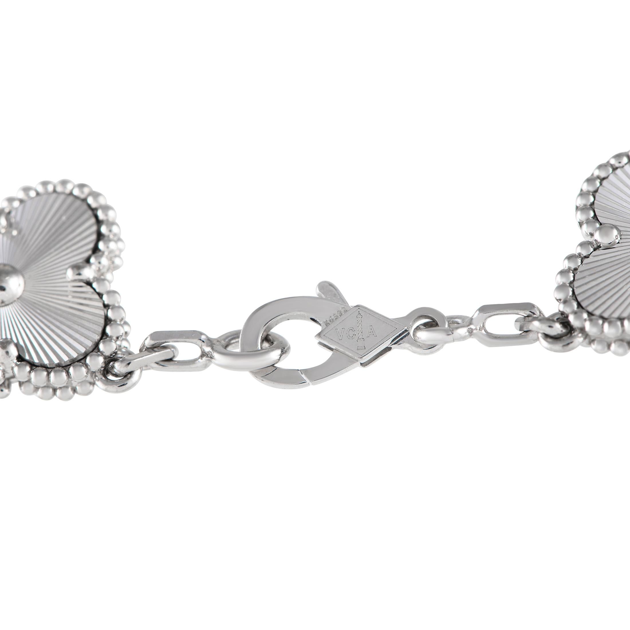 Van Cleef & Arpels Vintage Alhambra Guilloche-Armband aus 18 Karat Weißgold im Zustand „Hervorragend“ in Southampton, PA