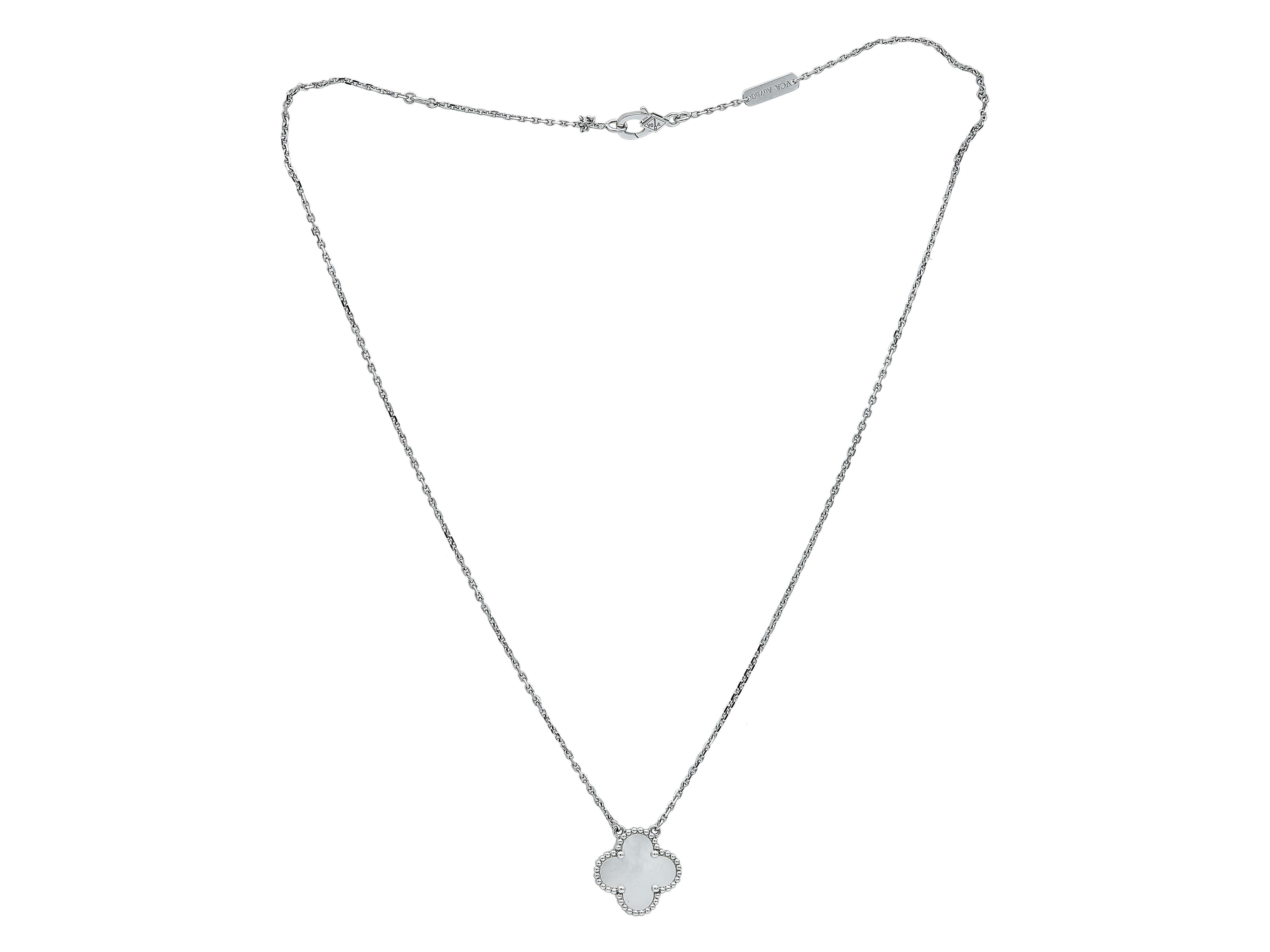 La collana:
Una collana con ciondolo Van Cleef & Arpels Vintage Alhambra. Disegnato come un unico motivo di madreperla incastonato in oro bianco a diciotto carati.

La collana è in ottime condizioni, con solo qualche piccolo graffio che ci si