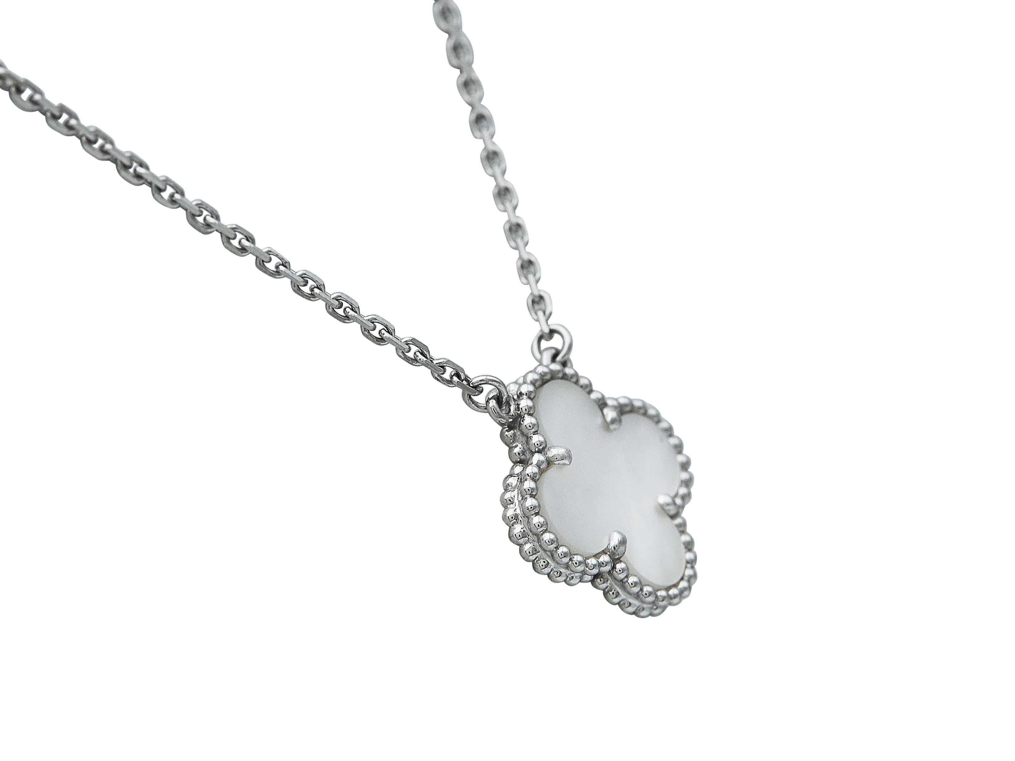 Grezzo Van Cleef & Arpels Ciondolo vintage Alhambra in oro bianco 18 carati con madreperla in vendita