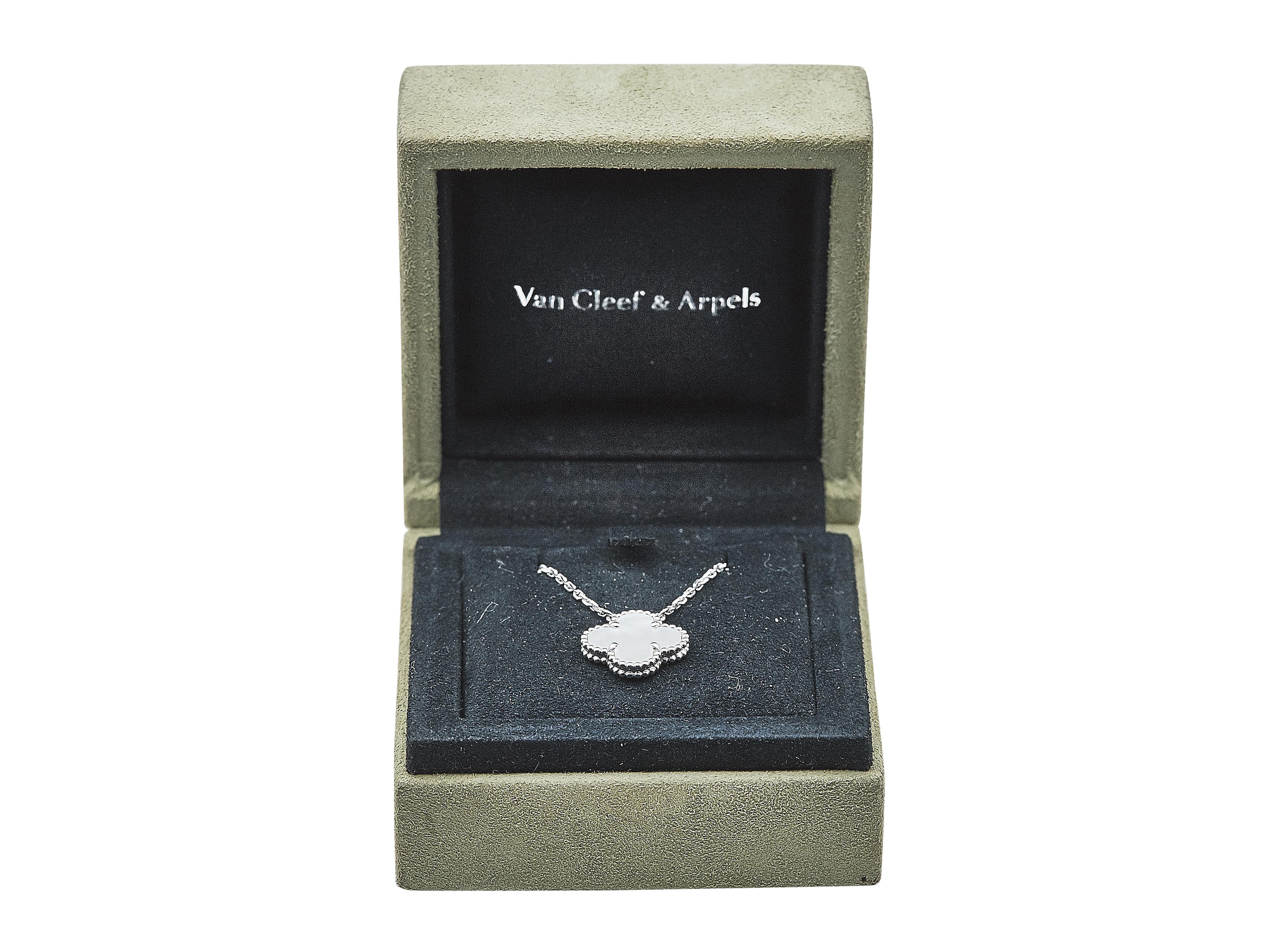 da uomo o donna Van Cleef & Arpels Ciondolo vintage Alhambra in oro bianco 18 carati con madreperla in vendita