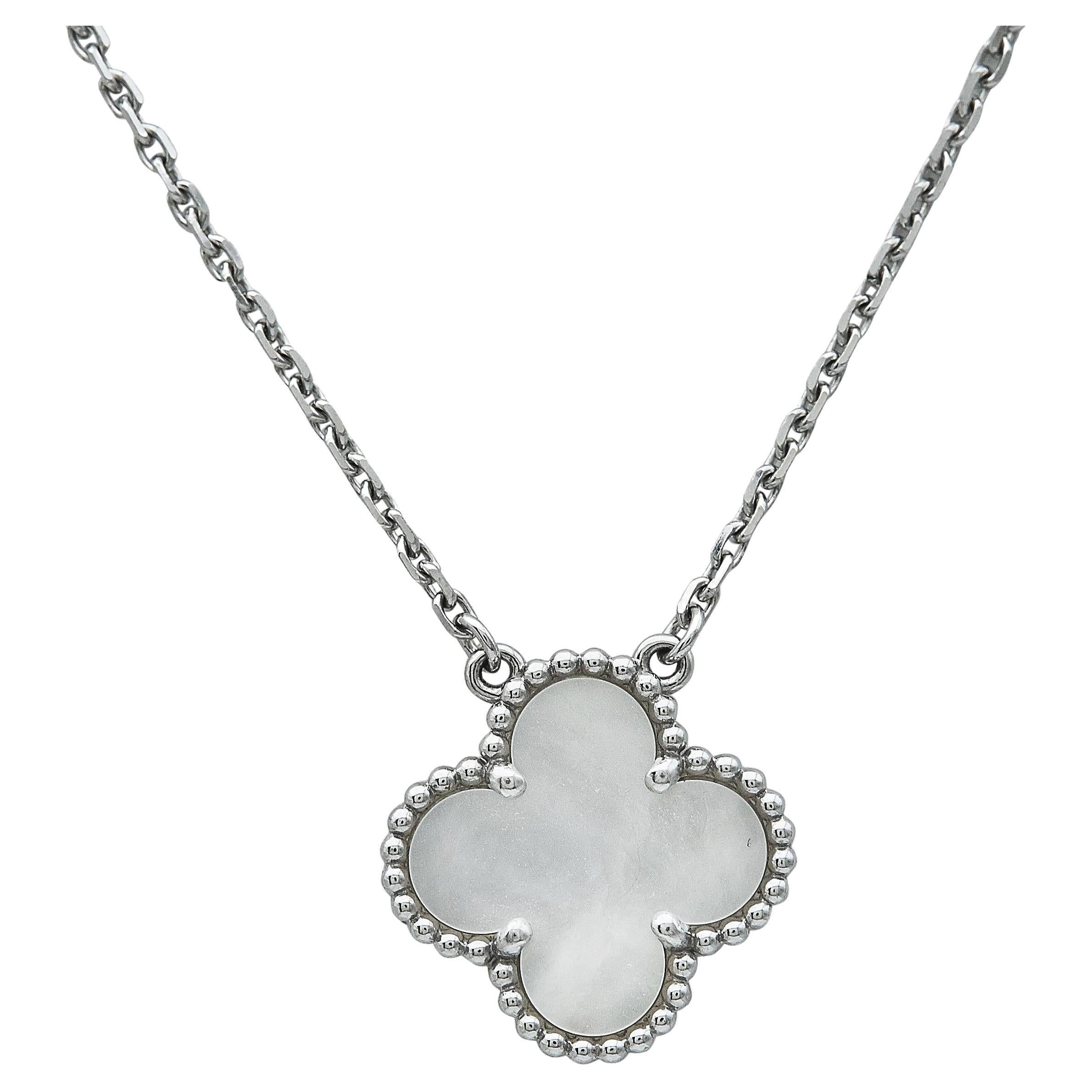 Van Cleef & Arpels Ciondolo vintage Alhambra in oro bianco 18 carati con madreperla