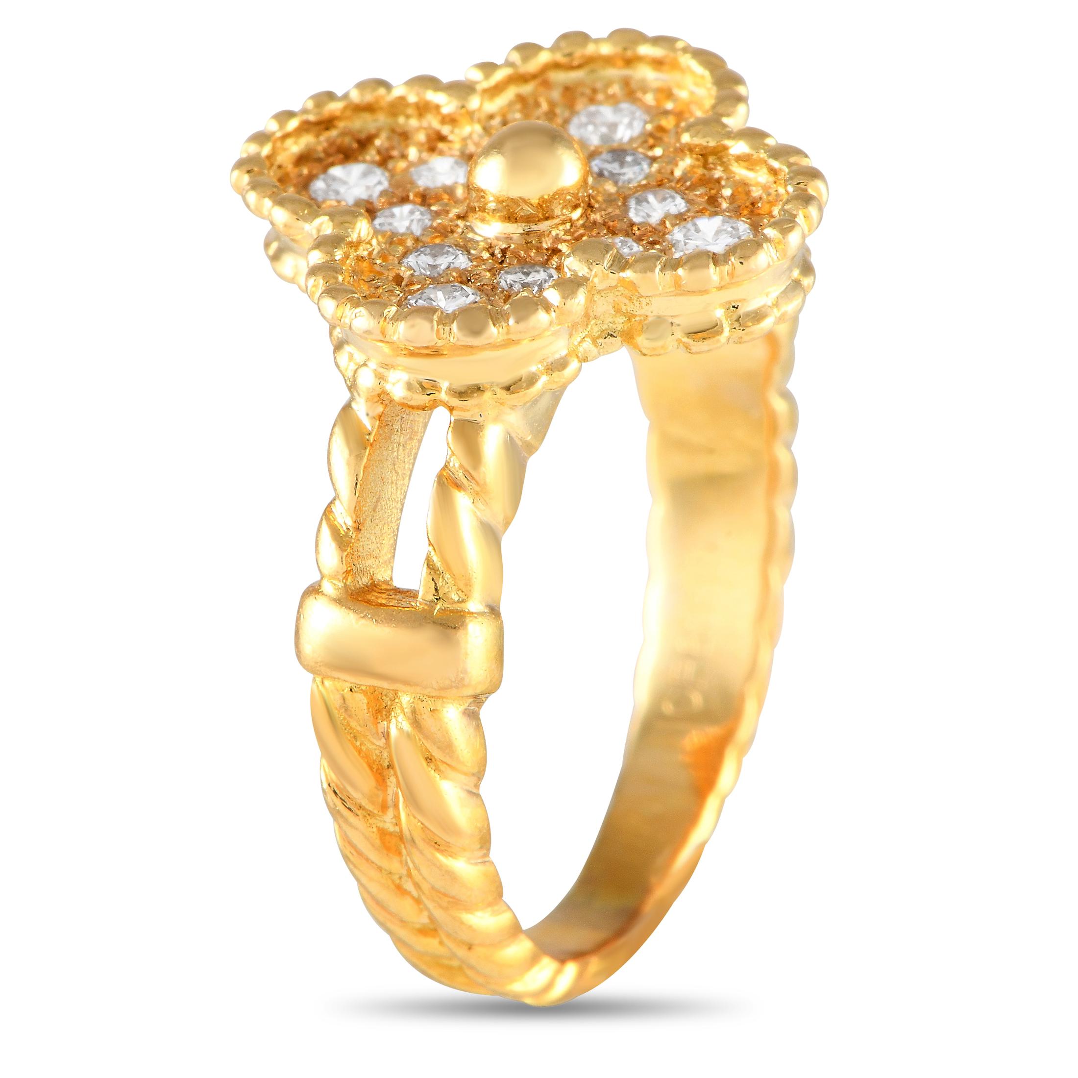 Vous avez de la chance d'avoir trouvé cette bague vintage Van Cleef & Arpels Alhambra. Il présente une tige fendue en or jaune 18 carats massif, conçue pour présenter un motif de corde texturé. L'anneau est surmonté d'une plaque perlée profilée pour