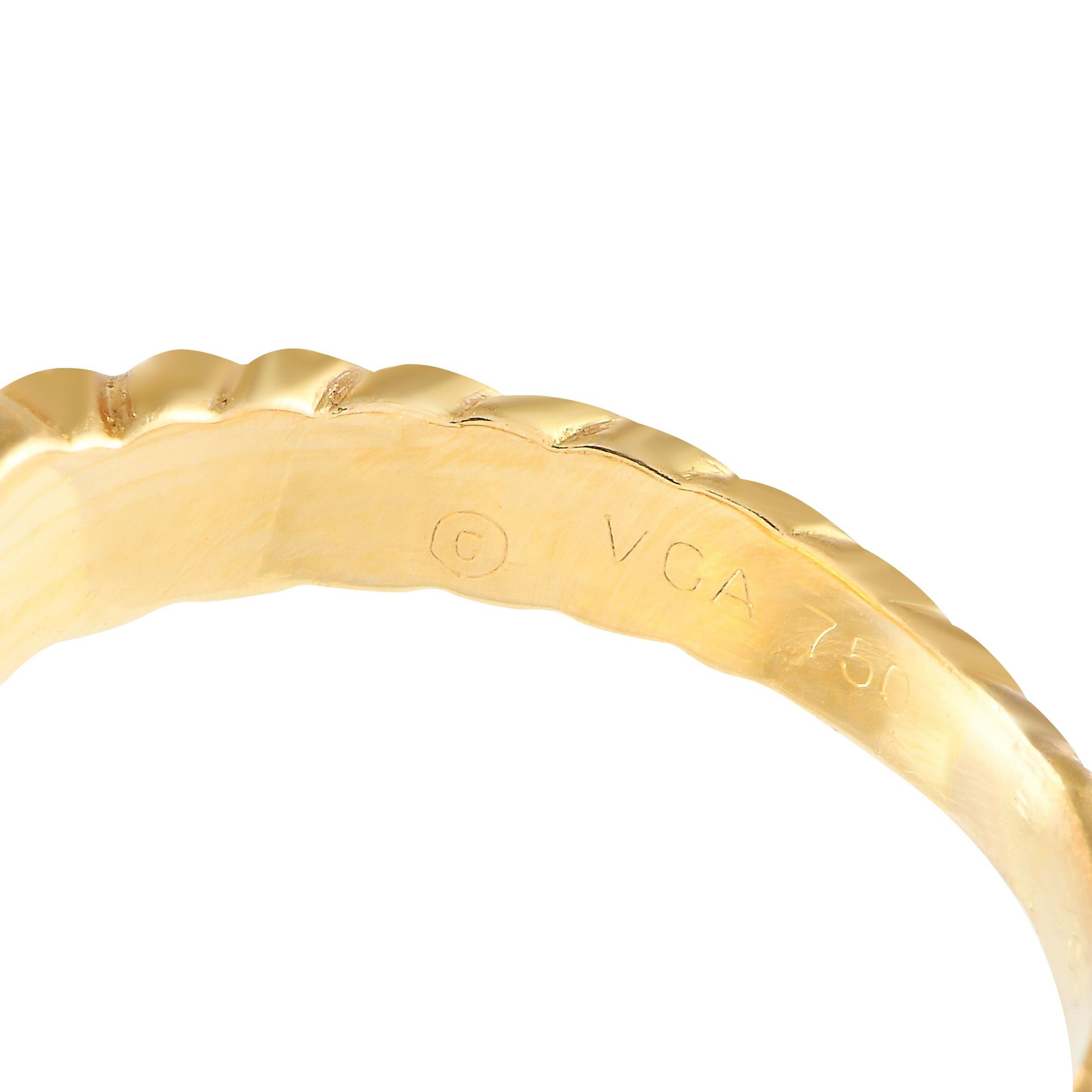 Van Cleef & Arpels, bague Vintage Alhambra en or jaune 18 carats et diamants 0,48 carat Excellent état à Southampton, PA