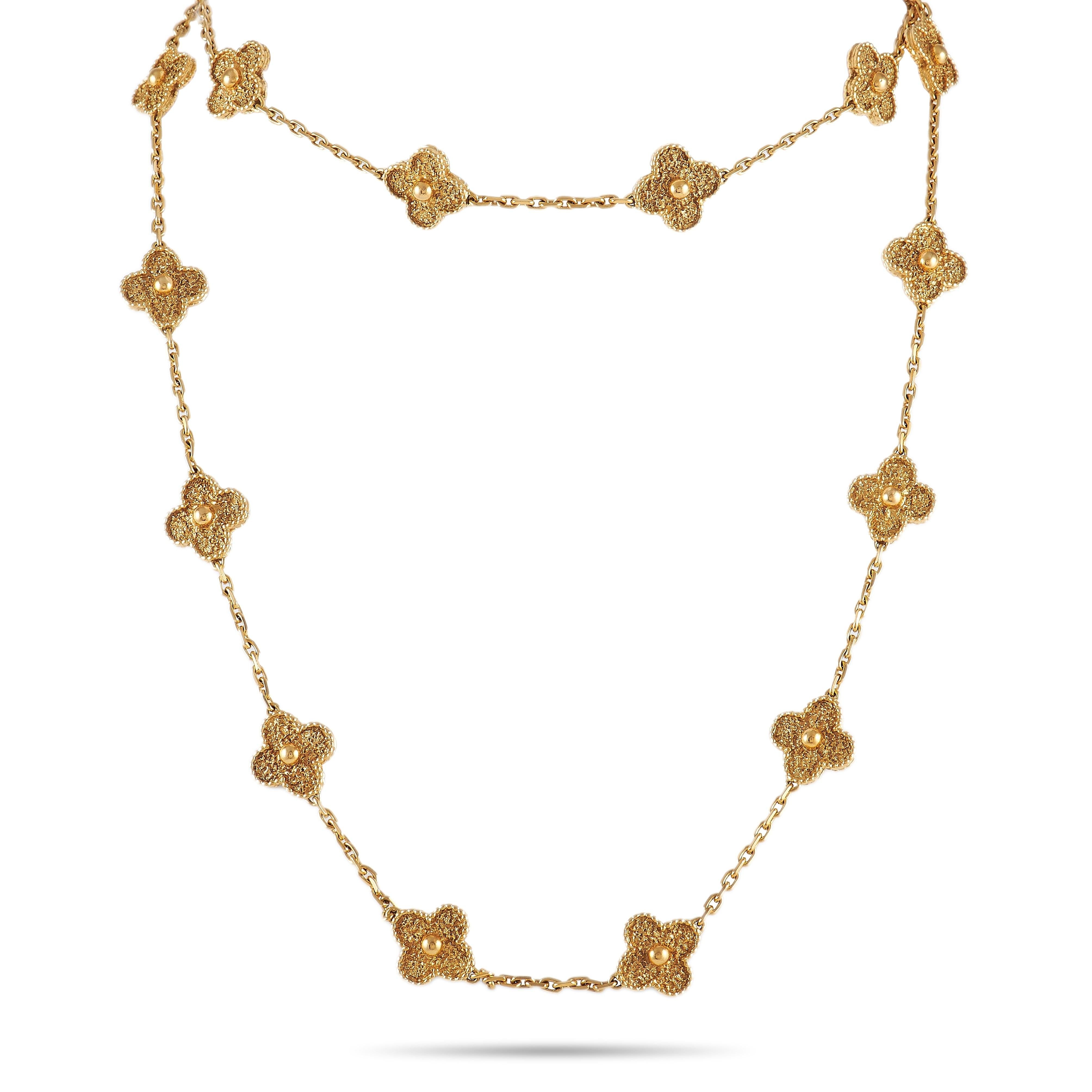 Diese Van Cleef & Arpels Vintage Alhambra Halskette bietet Ihnen einen stilvollen Look, der ein subtiles Statement abgibt. Sie besteht aus 20 Motiven, die an einer 31 Zoll langen, feinkörnigen goldenen Kette mit Karabinerverschluss aufgereiht sind.