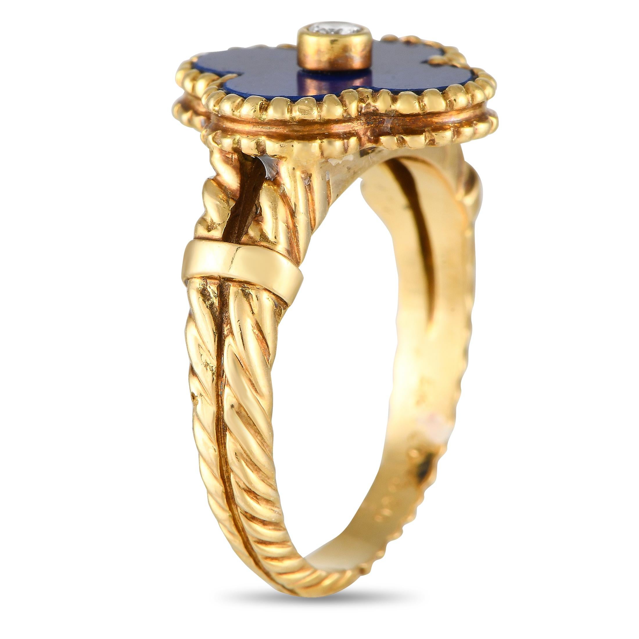 Hier ist etwas Blaues, das Ihnen im Alltag Glück bringen soll. Der Ring Alhambra von Van Cleef & Arpels ist aus Gelbgold gefertigt und hat einen strukturierten Schaft in Form eines seilartigen Geflechts. Das schicke vierblättrige Kleeblattmotiv, das