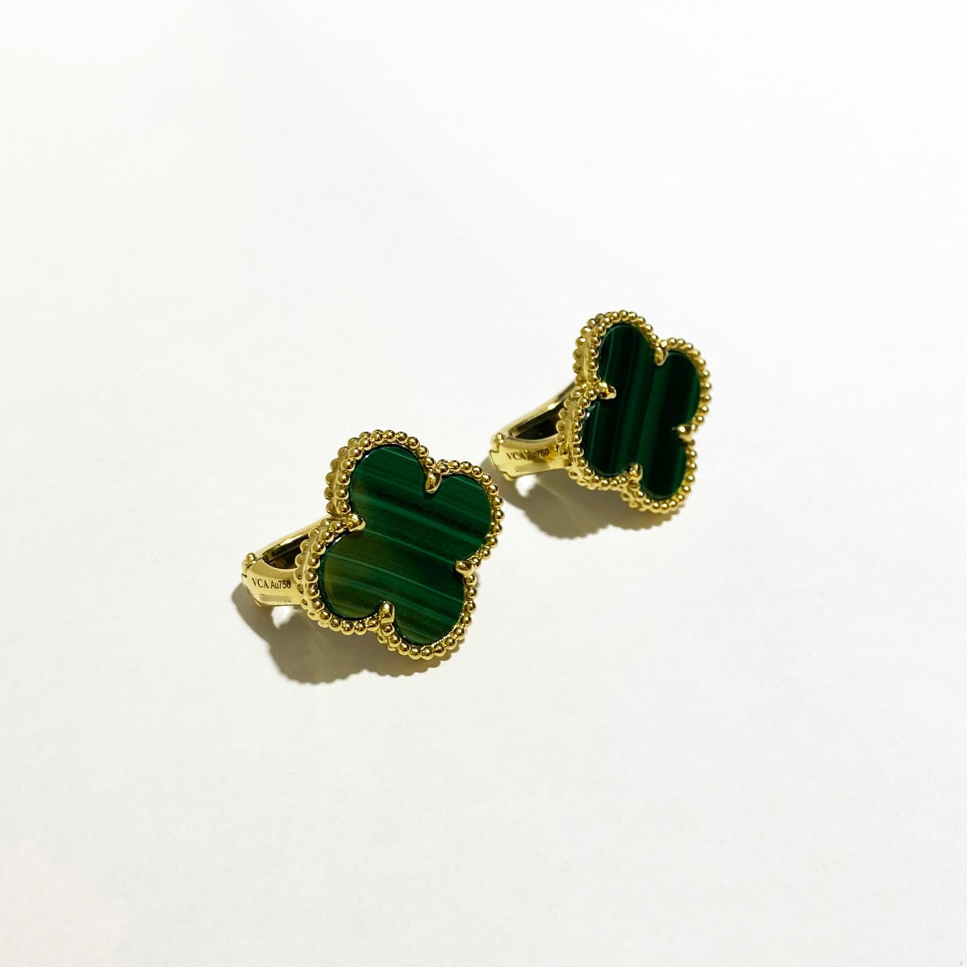 Van Cleef & Arpels Vintage Alhambra Ohrringe aus 18 Karat Gelbgold mit Malachit im Zustand „Hervorragend“ in New York, NY