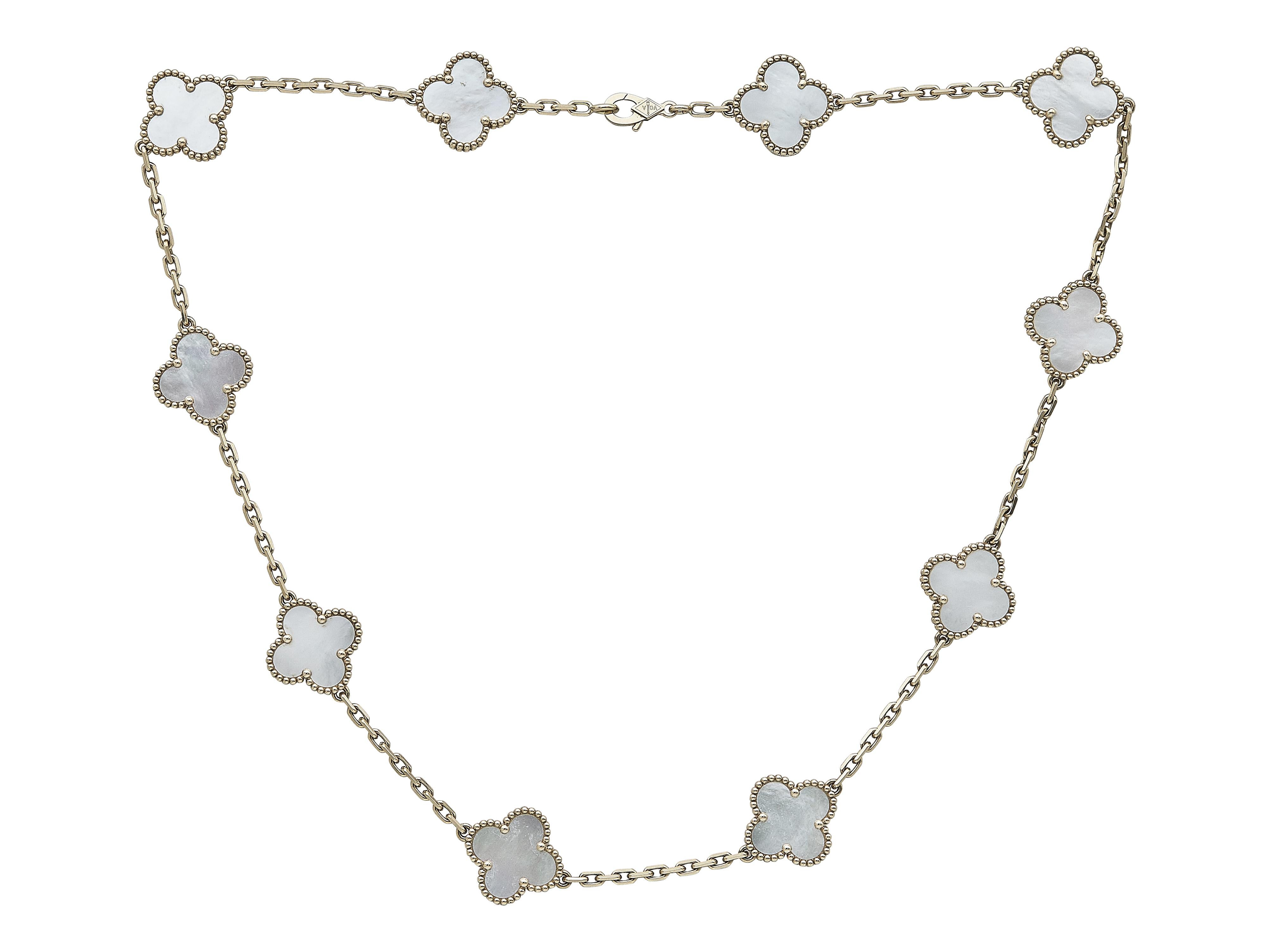 Le collier : Un collier Van Cleef & Arpels Vintage Alhambra. Conçue comme dix motifs en nacre, sertis dans de l'or jaune dix-huit perles et reliés par une délicate chaîne en or.

Il est accompagné de sa boîte d'origine et de son certificat