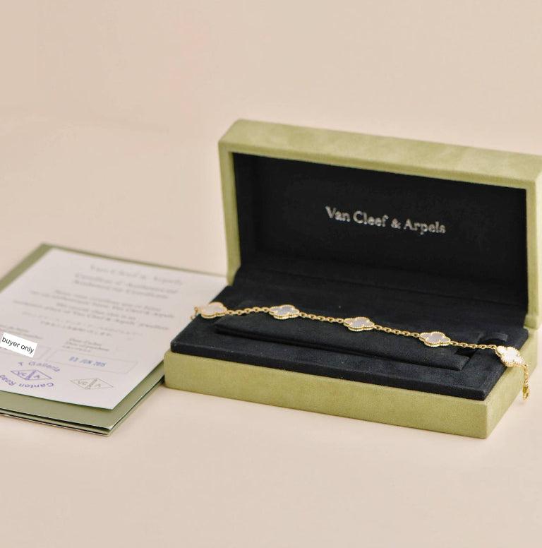 SKU	AT-2688
Comes With	Full Set (Box + Card)
Date	2015
Serial Number	JE******
Metal	18k Yellow Gold
Stones	Mother of Pearl
Weight	Approximately 11.9 g
Length	Approximately 18 cm
Width	Approximately 1.5