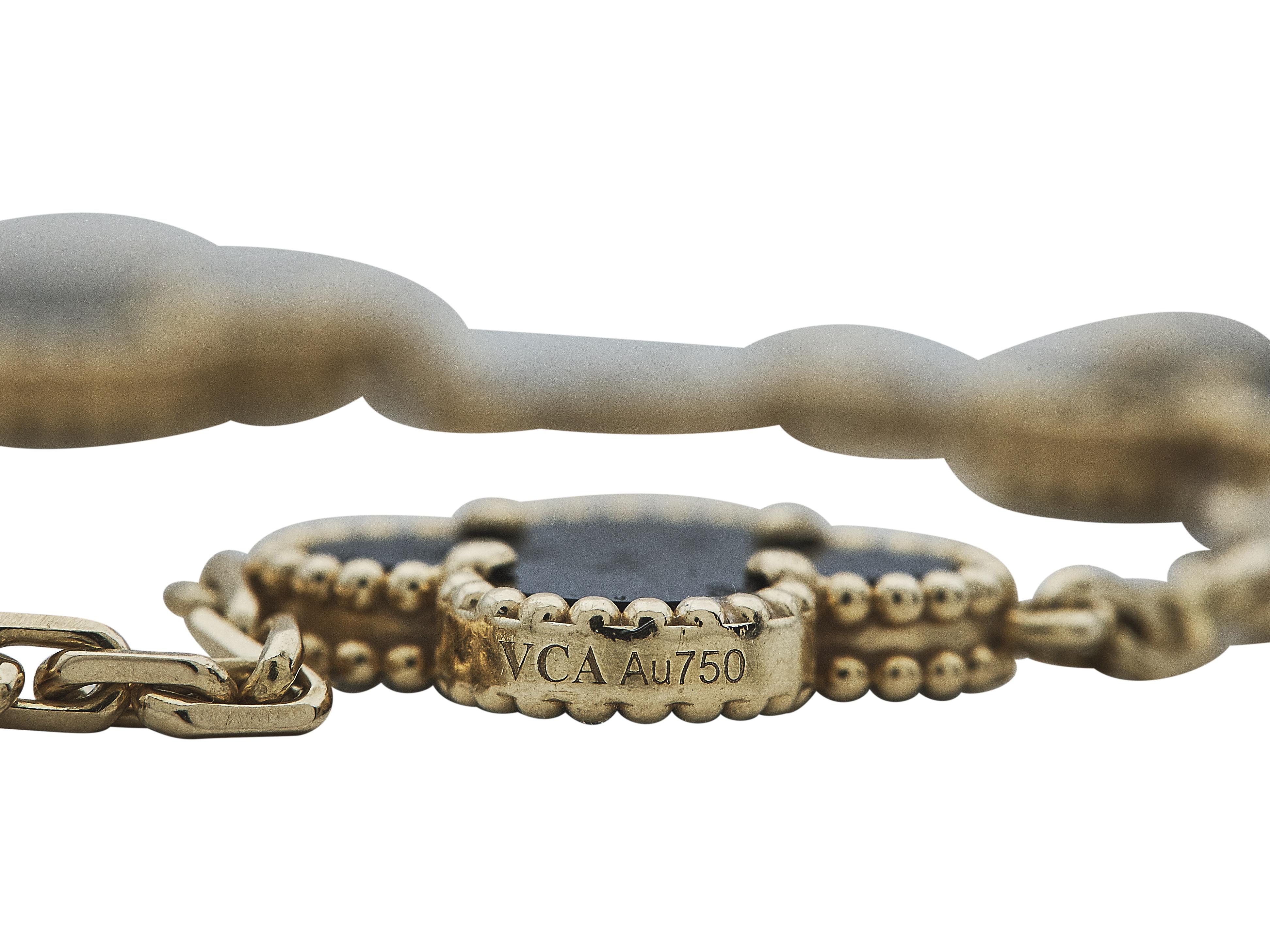 Das Armband: Ein Van Cleef & Arpels Vintage-Alhambra-Armband. Das Design besteht aus fünf Onyx-Motiven, die in achtzehnkarätiges Gelbgold gefasst sind.

Es ist 7,48 Zoll lang

Das Armband ist in ausgezeichnetem Zustand, mit nur ein paar kleinen