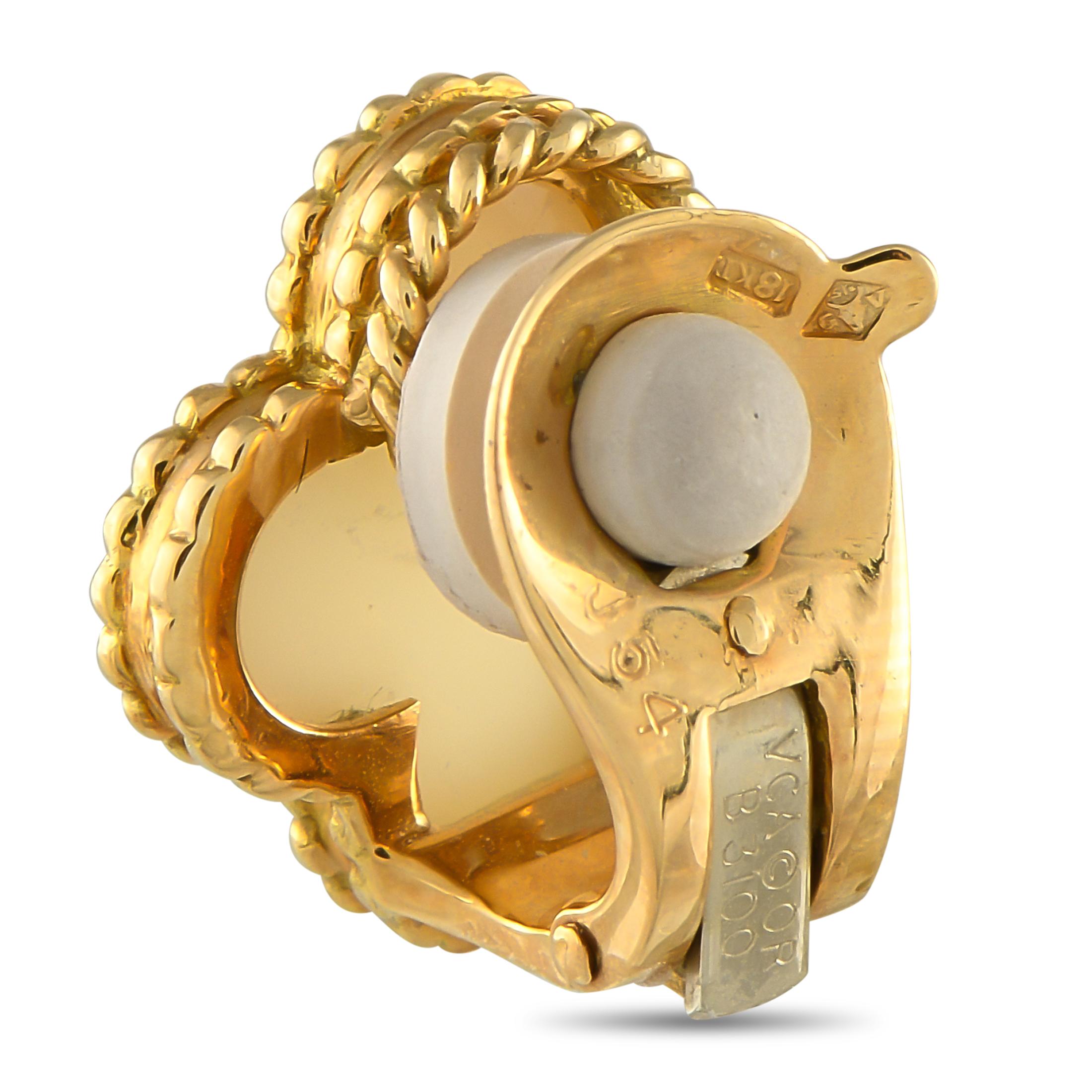 Diese gelbgoldenen Clip-Ohrringe mit dem ikonischen vierblättrigen Kleeblattmotiv von Van Cleef & Arpels sind mit einer weißen Koralleneinlage versehen, die die schlichte Schönheit perfekt einfängt. Dieses Paar Van Cleef & Arpels Vintage 18K Yellow