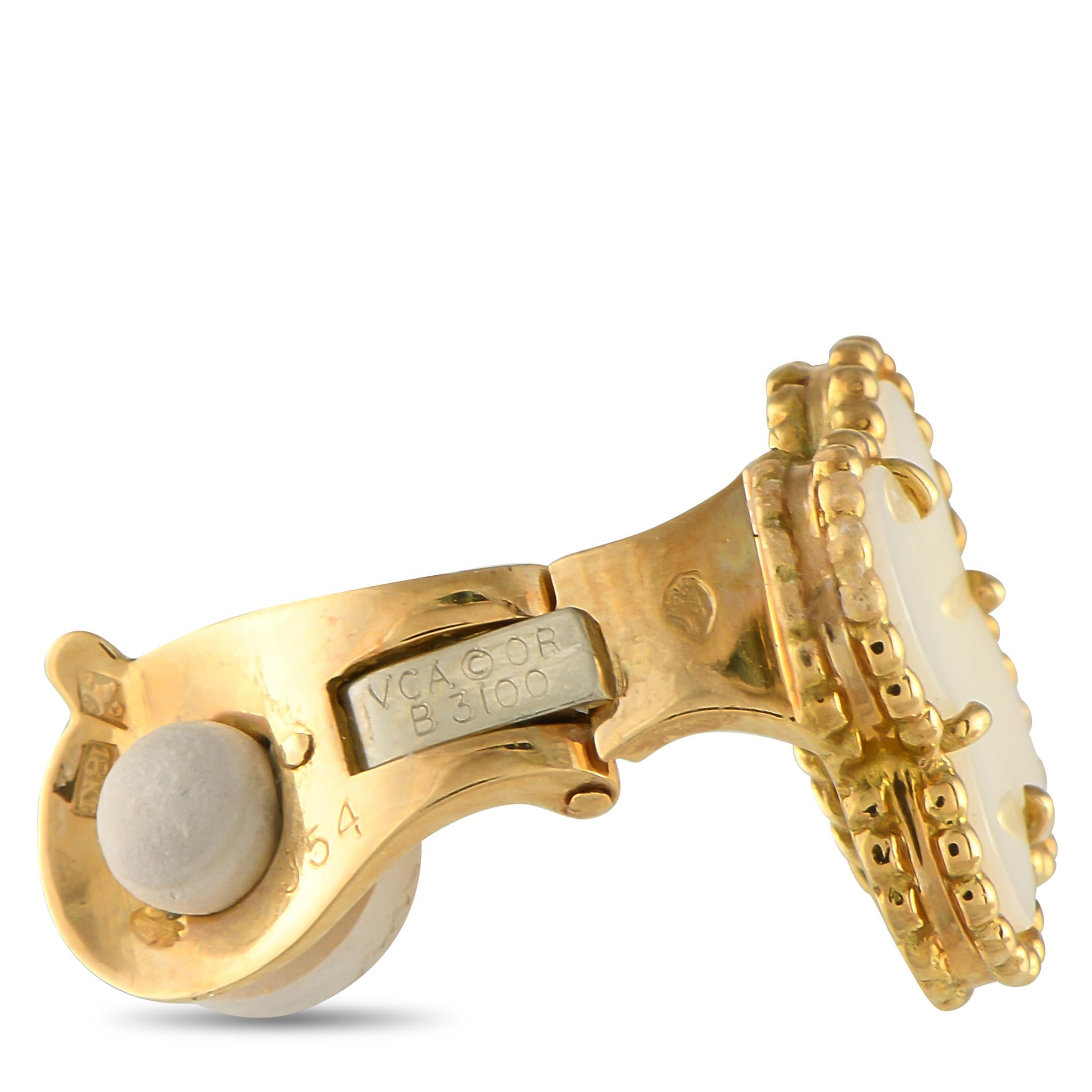Van Cleef & Arpels Vintage Alhambra 18K Gelbgold Weißkoralle Clip-On Ohrringe (Gemischter Schliff) im Angebot