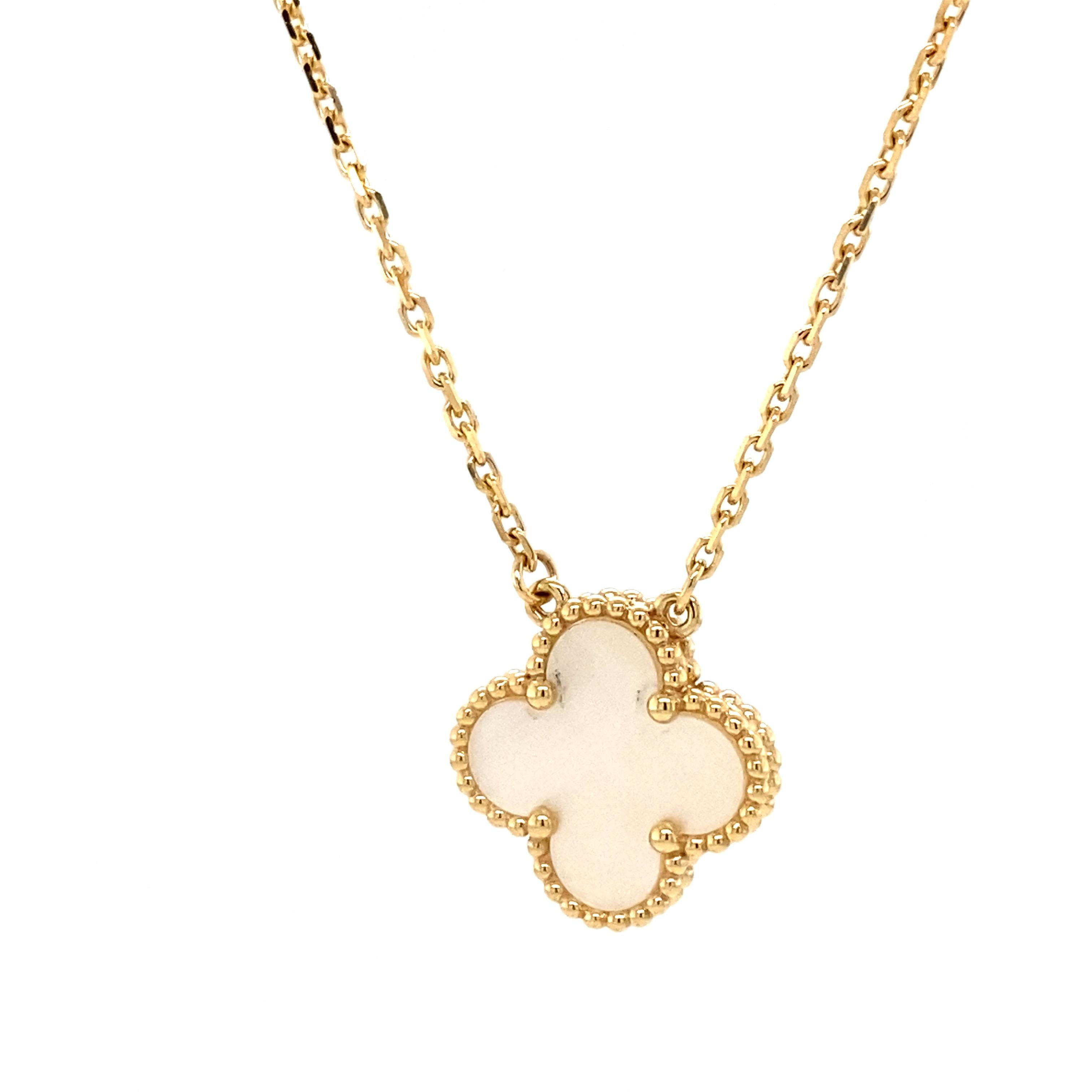 Van Cleef & Arpels Vintage Alhambra 18K Gelbgold Weiß Perlmutt Anhänger Halskette.  Die Halskette misst 16 3/4 Zoll, einstellbar auf 15 Zoll. 4,35 Gramm.  Papper, Box und Tasche inklusive.  Signiert, nummeriert.