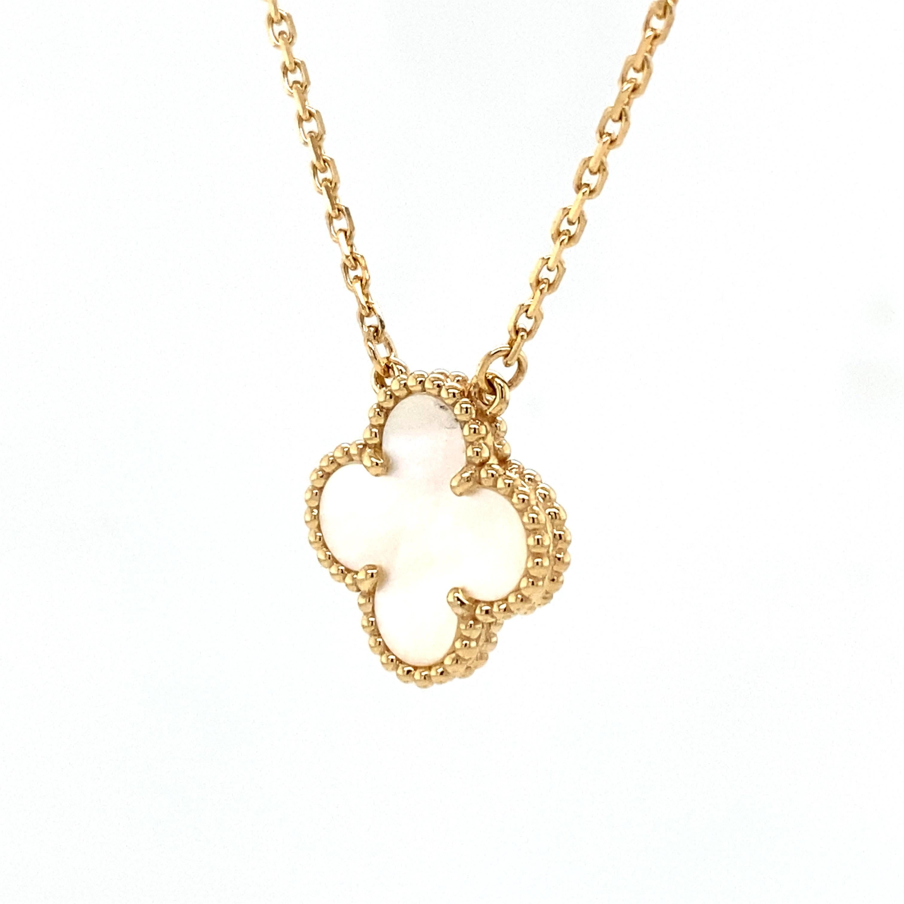 Van Cleef & Arpels Vintage Alhambra Halskette aus 18 Karat Gelbgold mit weißer Perlmutt im Zustand „Hervorragend“ im Angebot in Boca Raton, FL