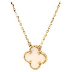 Van Cleef & Arpels Vintage Alhambra in oro giallo 18 carati con madreperla bianca