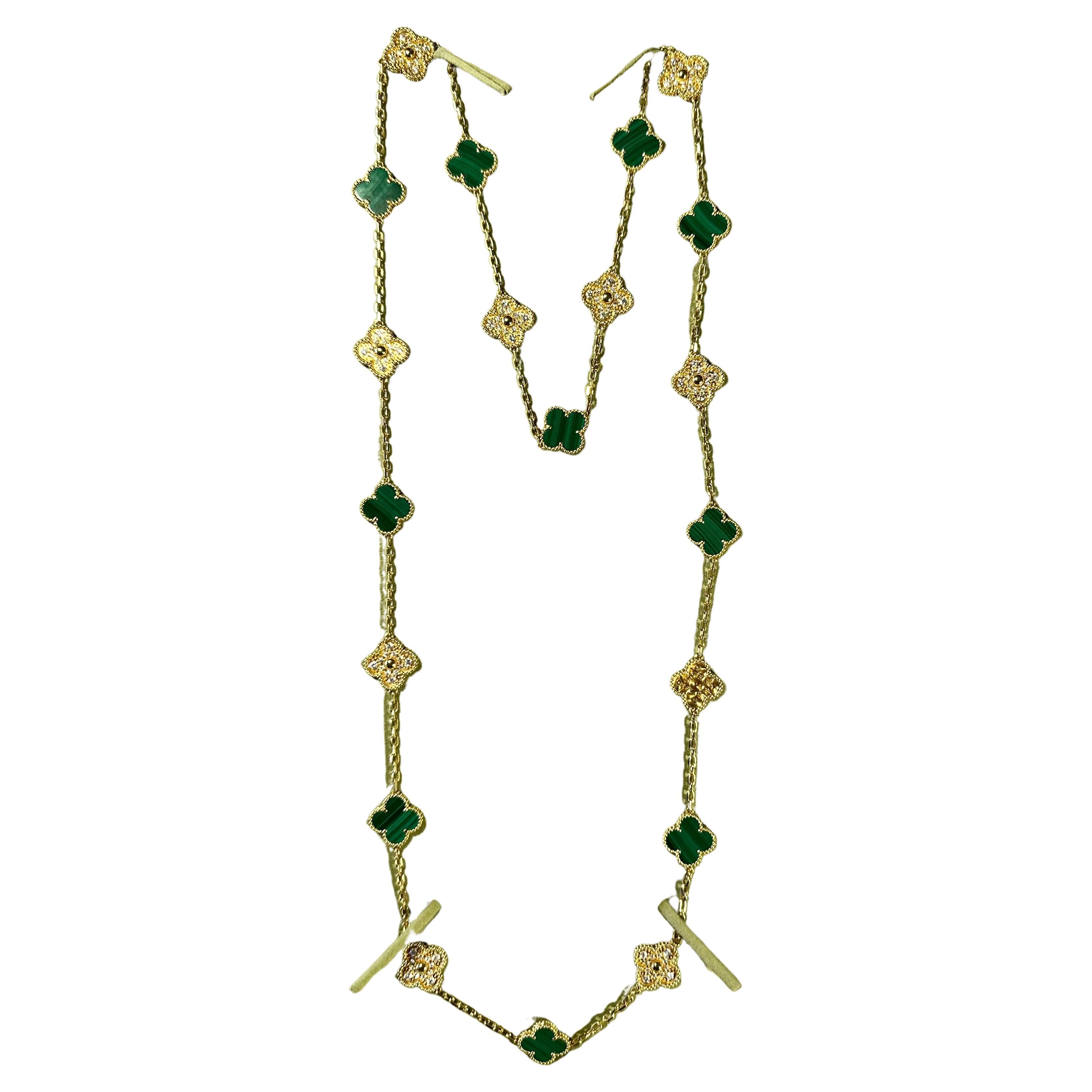 Ce collier vintage classique Van Cleef & Arpels est réalisé en or jaune 18 carats et présente 20 motifs de trèfle porte-bonheur incrustés de malachite verte dans des montures de perles rondes. Fabriqué en France. 
Excellent état. Certificat