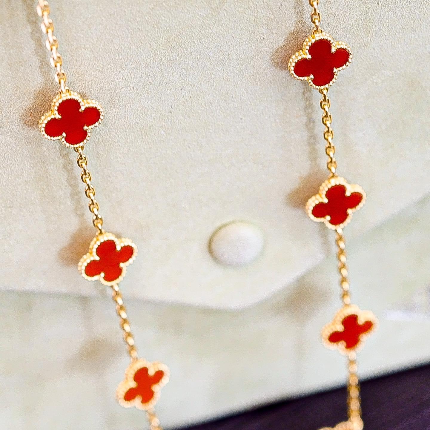 Van Cleef & Arpels Vintage Alhambra 20 Motif Carnelian Necklace In Excellent Condition In New York, NY
