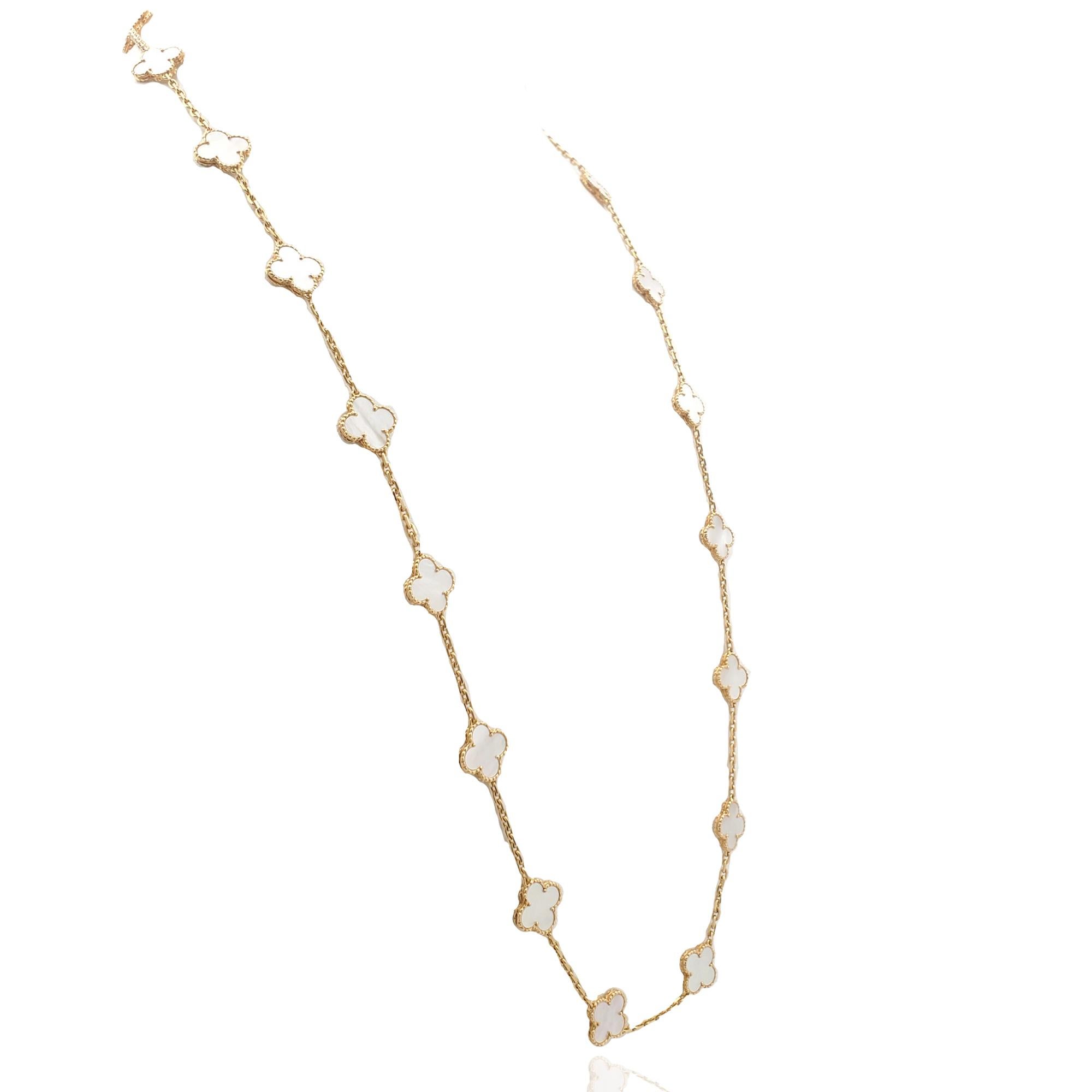 Authentische lange Halskette von Van Cleef & Arpels aus 18 Karat Gelbgold mit 20 Kleeblattmotiven, die mit geschnitzten Perlmuttsteinen besetzt sind. Misst 33 1/2 Zoll in der Länge. Signiert VCA, Au750 mit Seriennummer und Punzierungen. Die