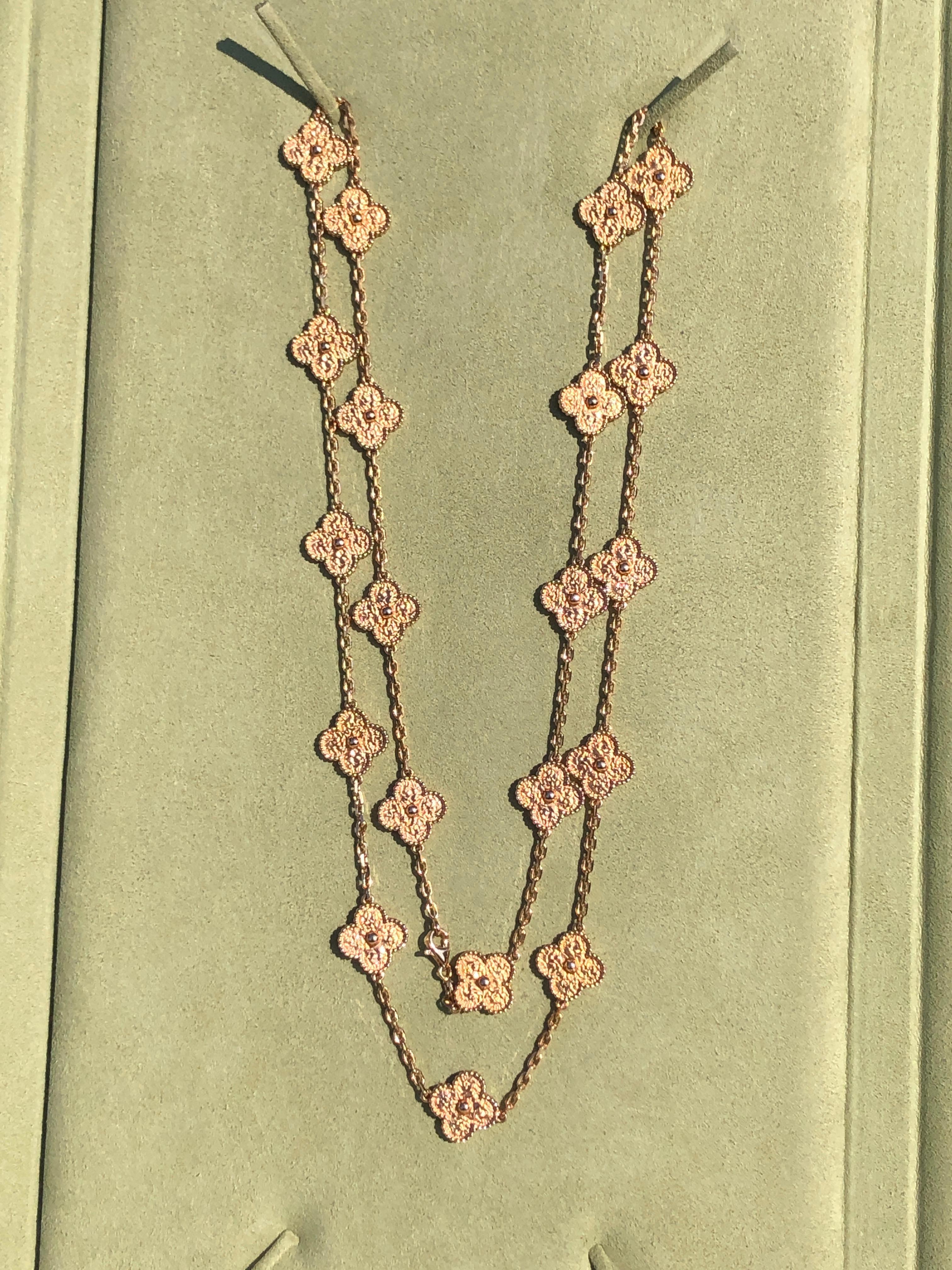 Authentische lange Halskette von Van Cleef & Arpels aus 18 Karat Gelbgold mit 20 Kleeblatt-Motiven. Die Halskette wird mit der Original Van Cleef & Arpels Box und authentischen Papieren geliefert. 

Einzelhandelspreis: £13700

GEWICHT
Ca.