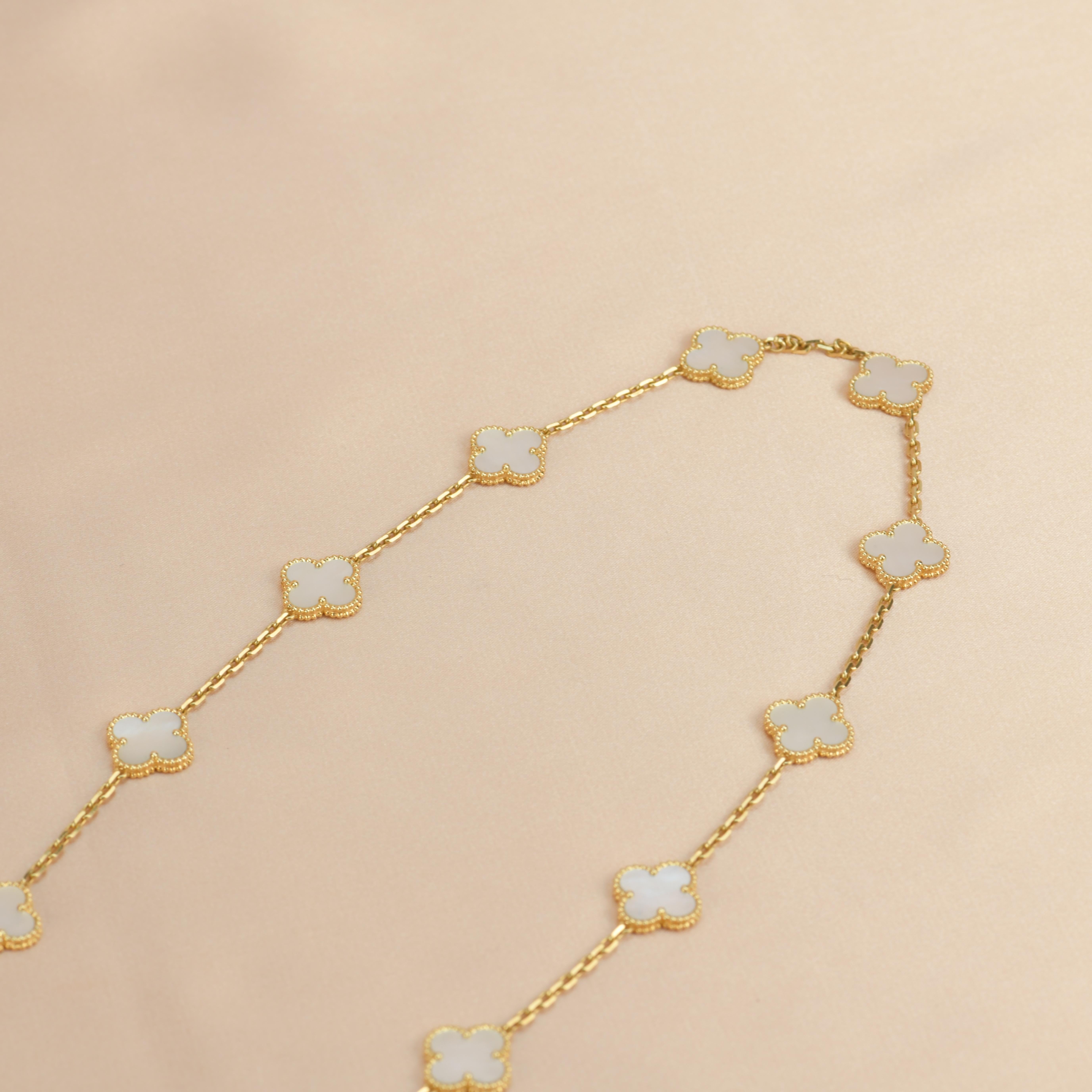 Van Cleef & Arpels Vintage Alhambra Lange Perlmutt-Halskette mit 20 Motiven 4