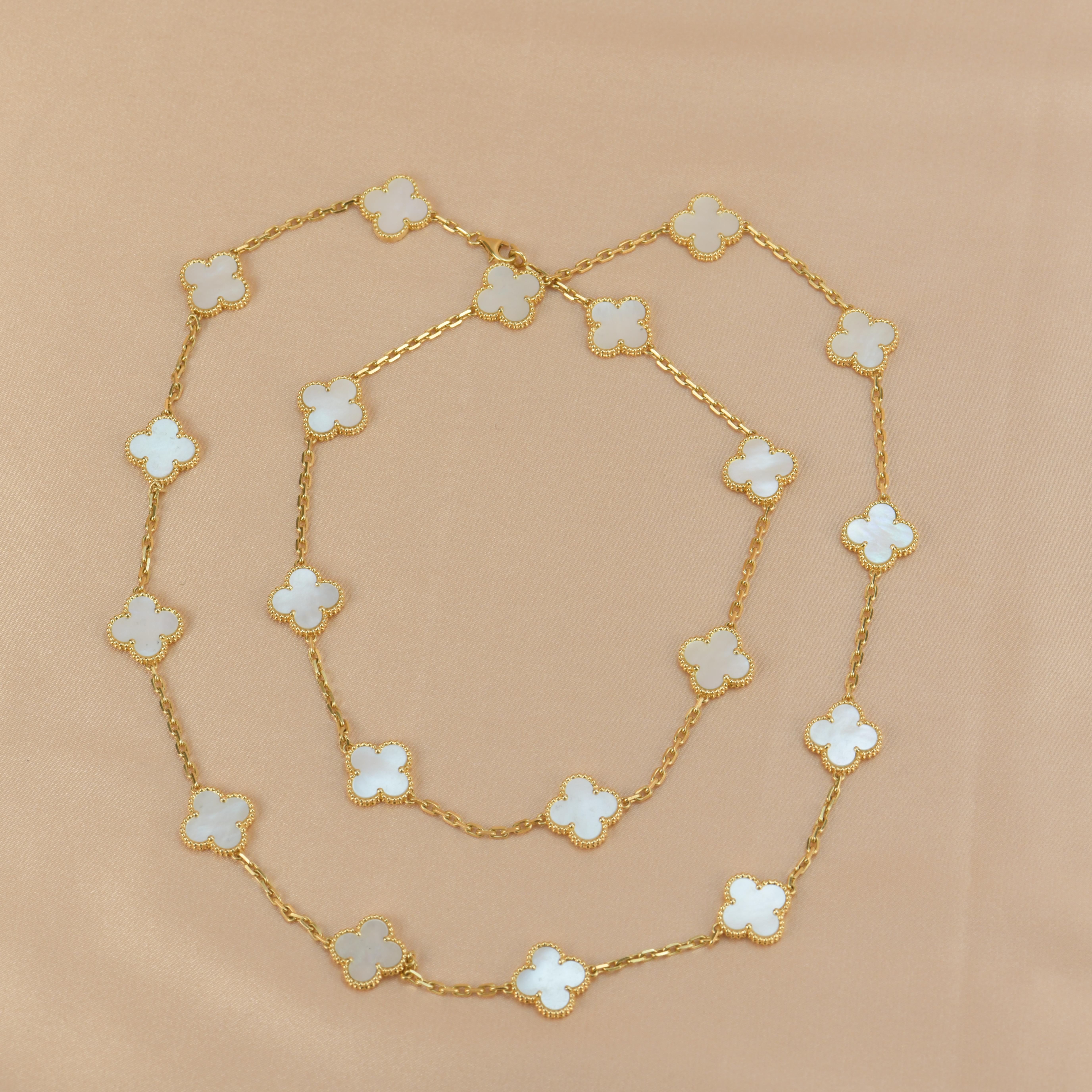 Van Cleef & Arpels Vintage Alhambra Lange Perlmutt-Halskette mit 20 Motiven 6