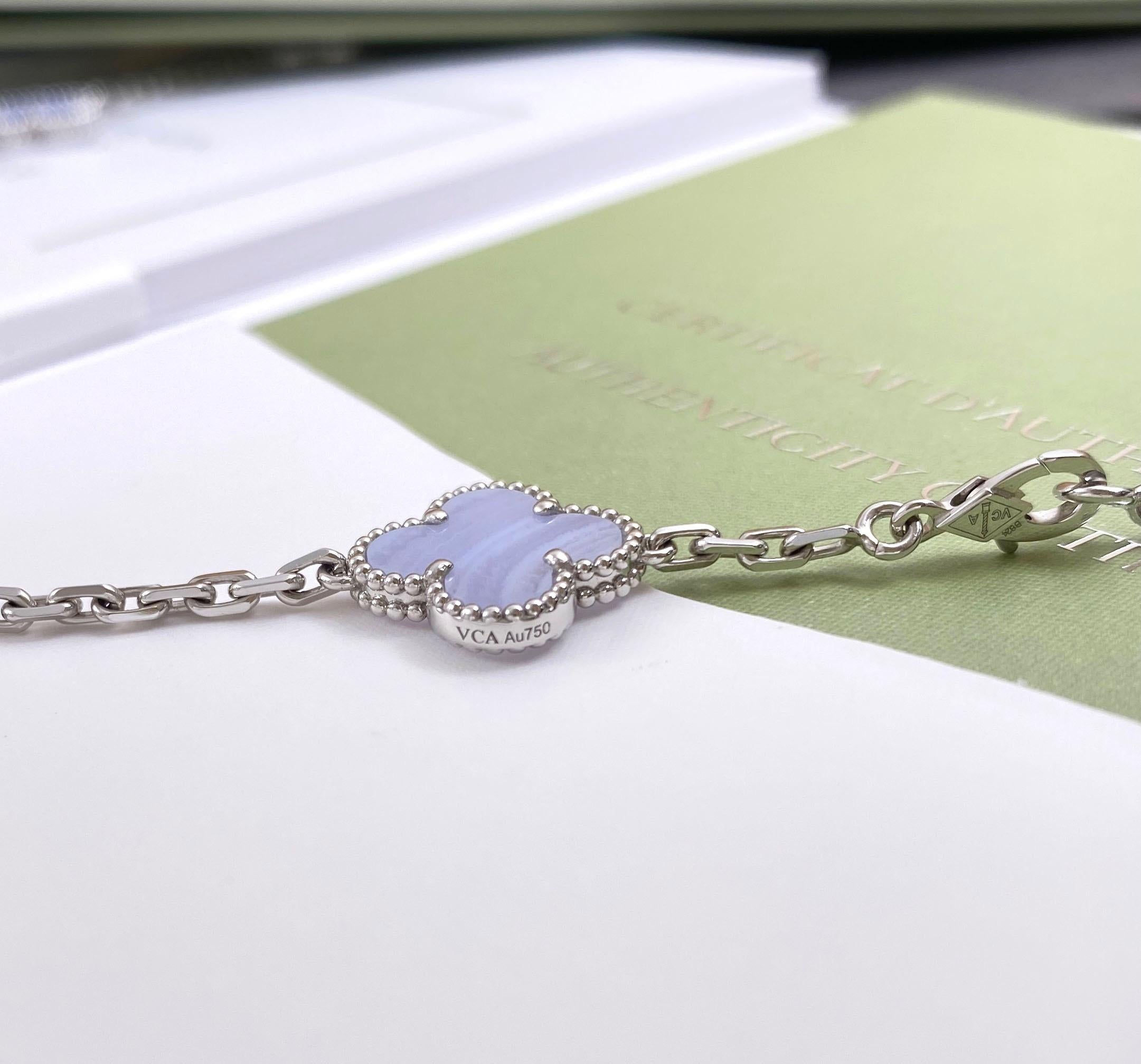 Non taillé Van Cleef & Arpels, collier long vintage Alhambra en or blanc à 20 motifs